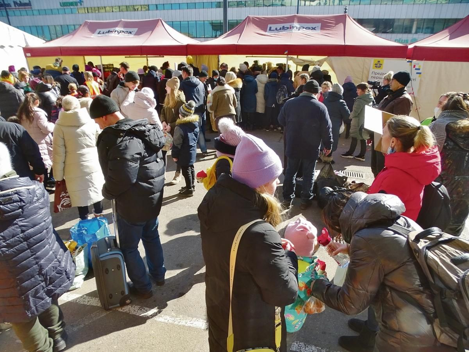 Los refugiados ucranianos que huyen de la guerra llenan las estaciones de trenes de Varsovia.
