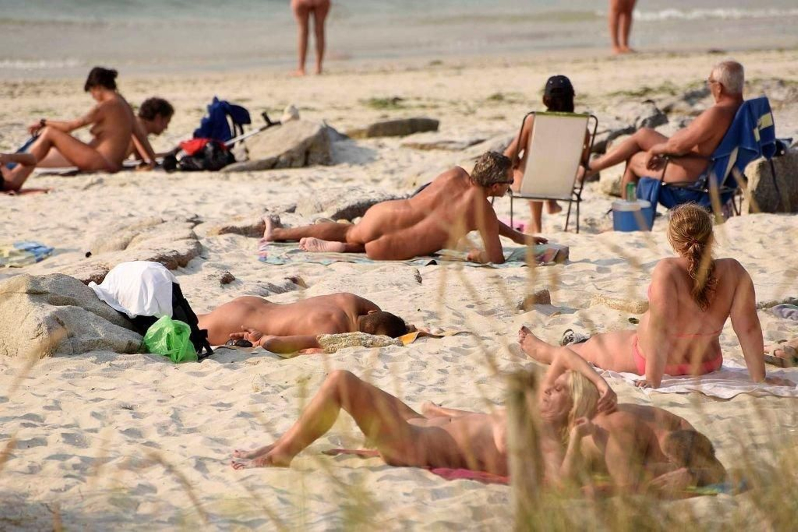 Gente tomando el sol en la playa de Fontaíñas, vecina de O Vao, que se ha convertido en la playa más popular nudista en el término municipal vigués.