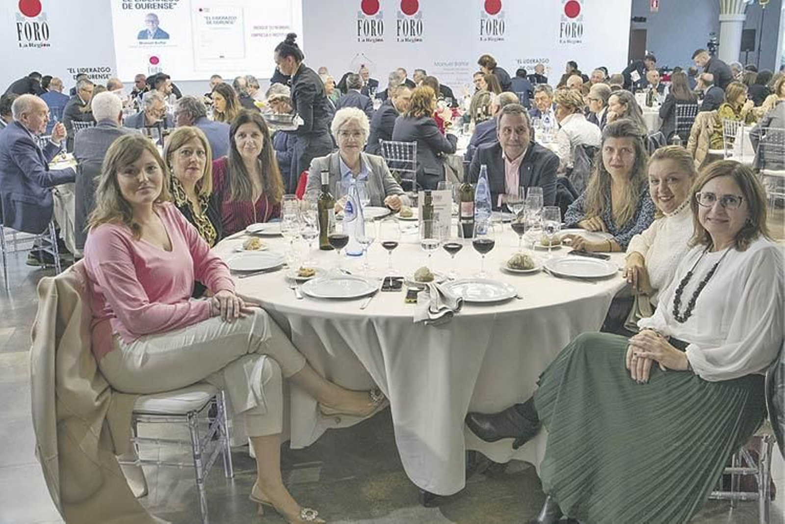 Montse Lama, diputada provincial; Rosa María Sánchez, de Lito Seoane; Pilar Valverde, periodista; Mari Carmen Fernández, funcionaria de la Deputación de Ourense; Manuel Rodríguez, autónomo; Mari Carmen Yáñez, alcaldesa del Concello de Lobios; Luz Doporto, diputada provincial, y Ana Villarino, alcaldesa del Concello de Oímbra.