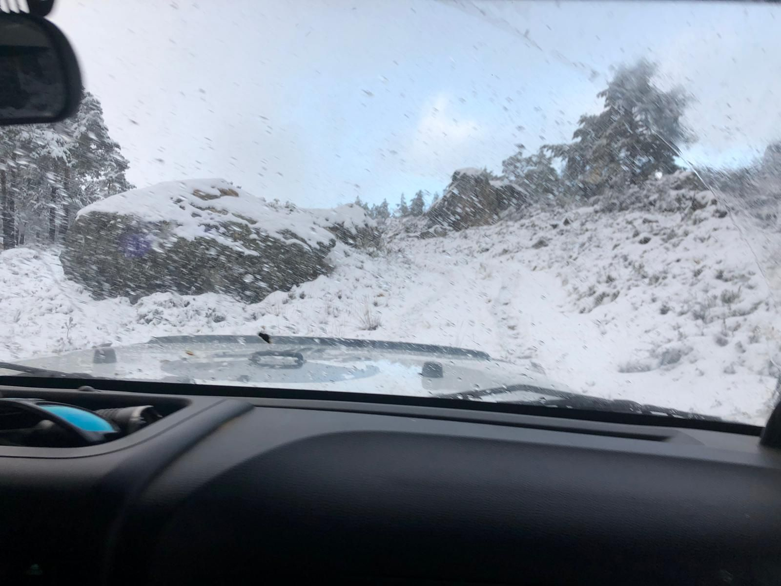 La nieve cubrió de blanco el Alto do Foxo