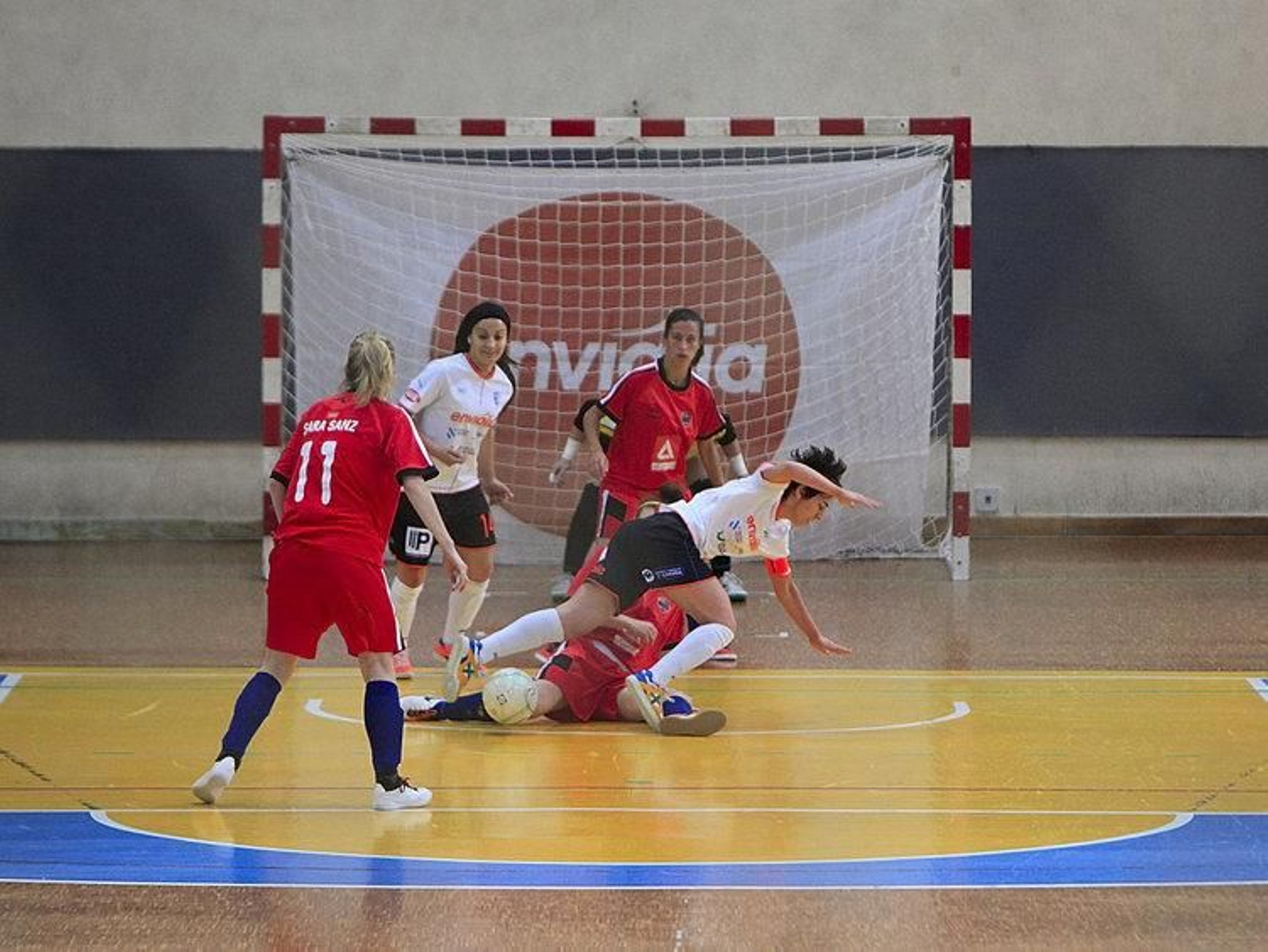 Marta Rodríguez lleva camino de caer al parquet después de una entrada rival.