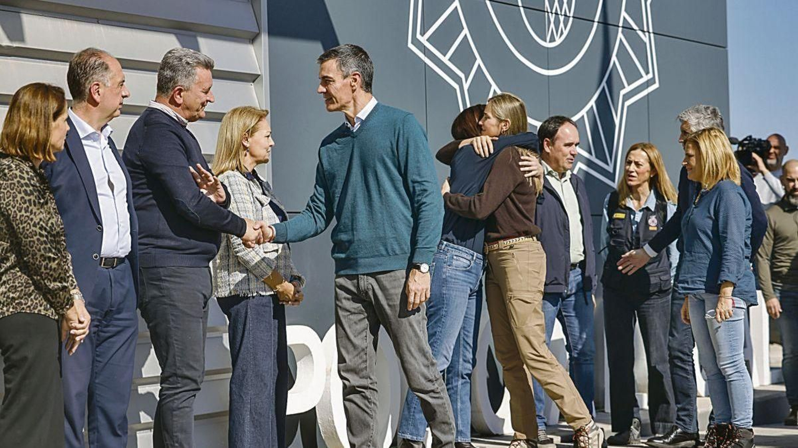 El presidente del Gobierno, Pedro Sánchez, durante su visita al Puesto de Mando Avanzado.