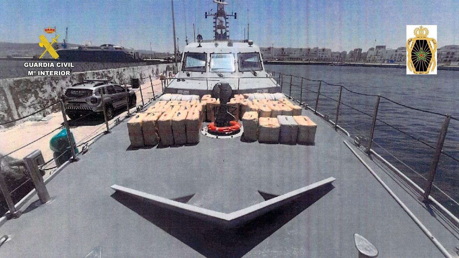 La Guardia Civil captura un alijo de casi 4.800 kilos de hachís en el Estrecho.