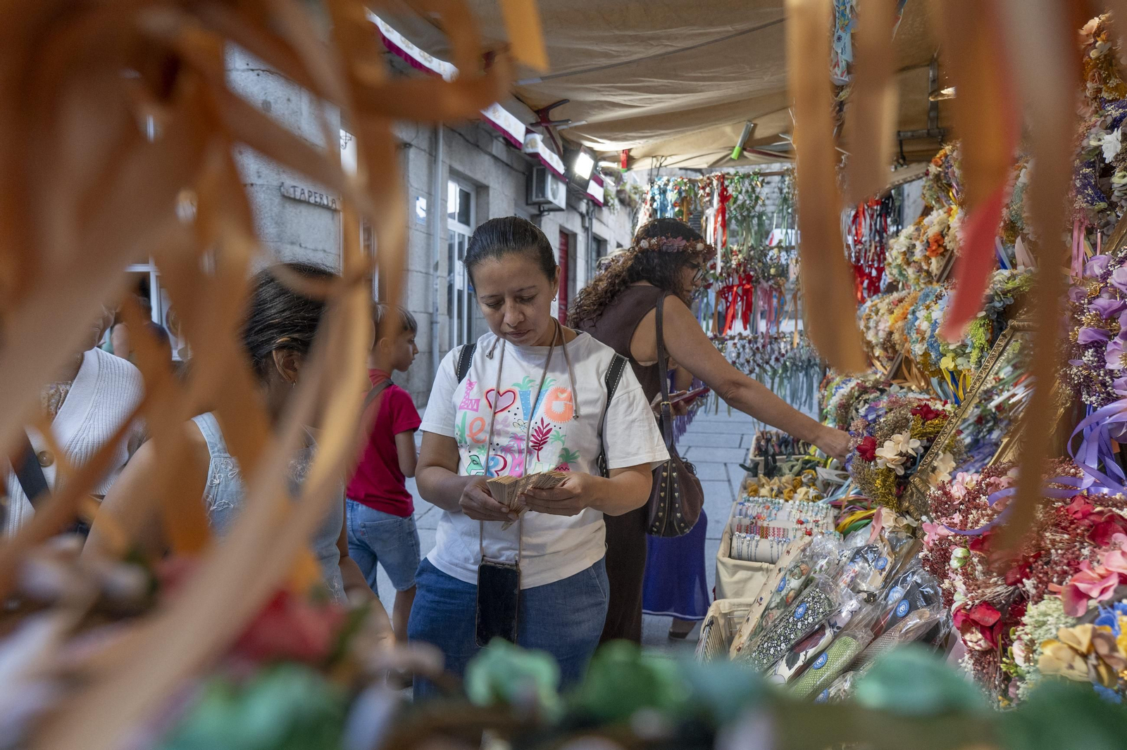 Galería | Reyes, clero, doncellas y caballeros desfilan por las calles de Ribadavia en la Festa da Istoria