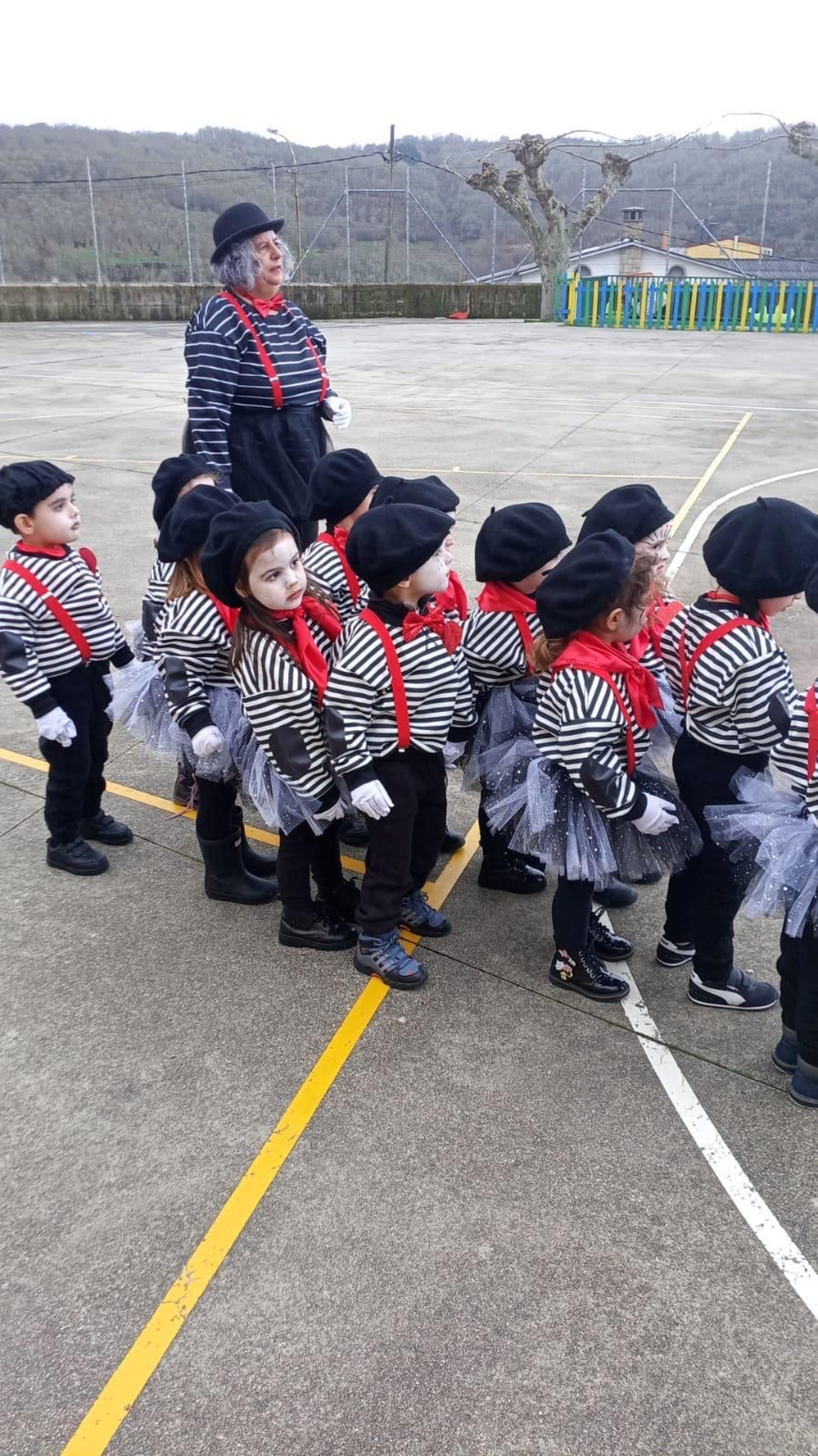 Galería | Los niños llenan de color las calles de Viana do Bolo por el Día de Comadres y Compadres