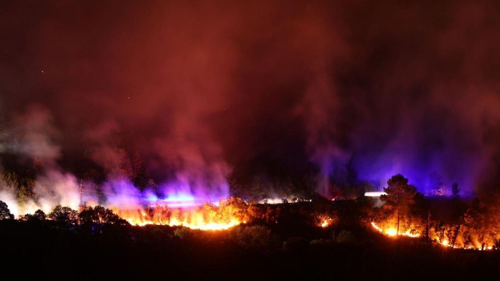 La voracidad del fuego durante la noche en Ribas de Sil.