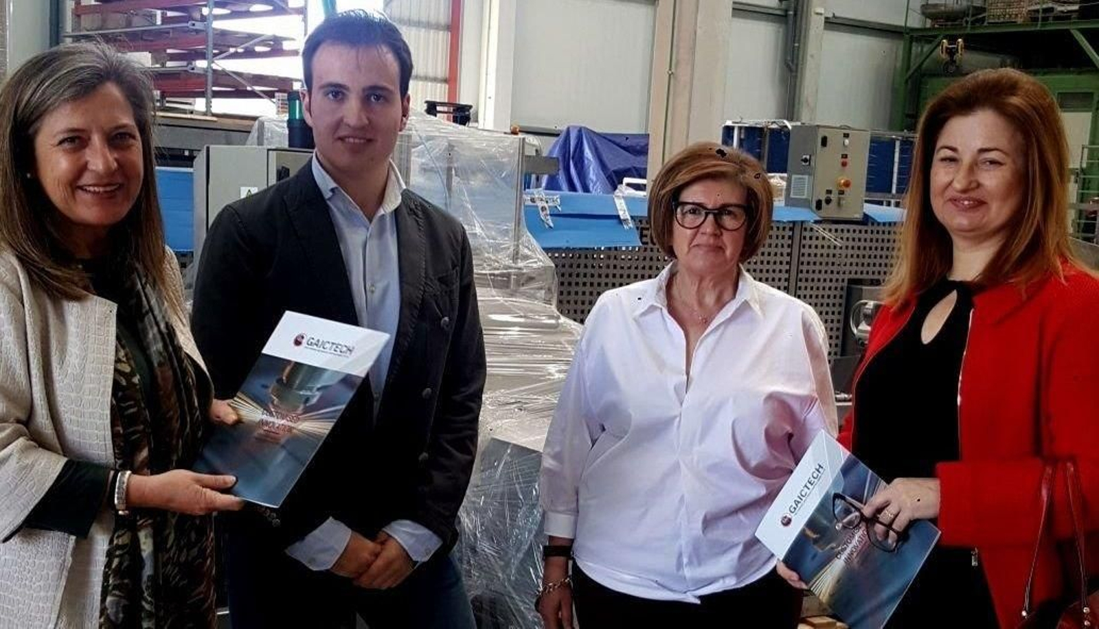 Teresa Pedrosa, Yago Carleos, María Concepción Ben y Rosa Eguizábal, ayer tras la firma de la venta de terrenos.