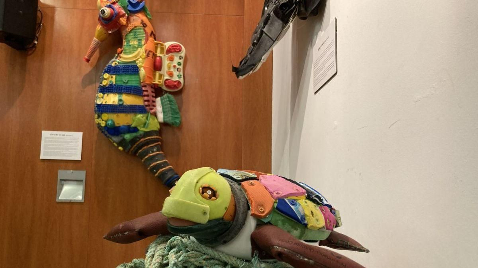 Dúas das pezas da curiosa exposición de Nigrán.