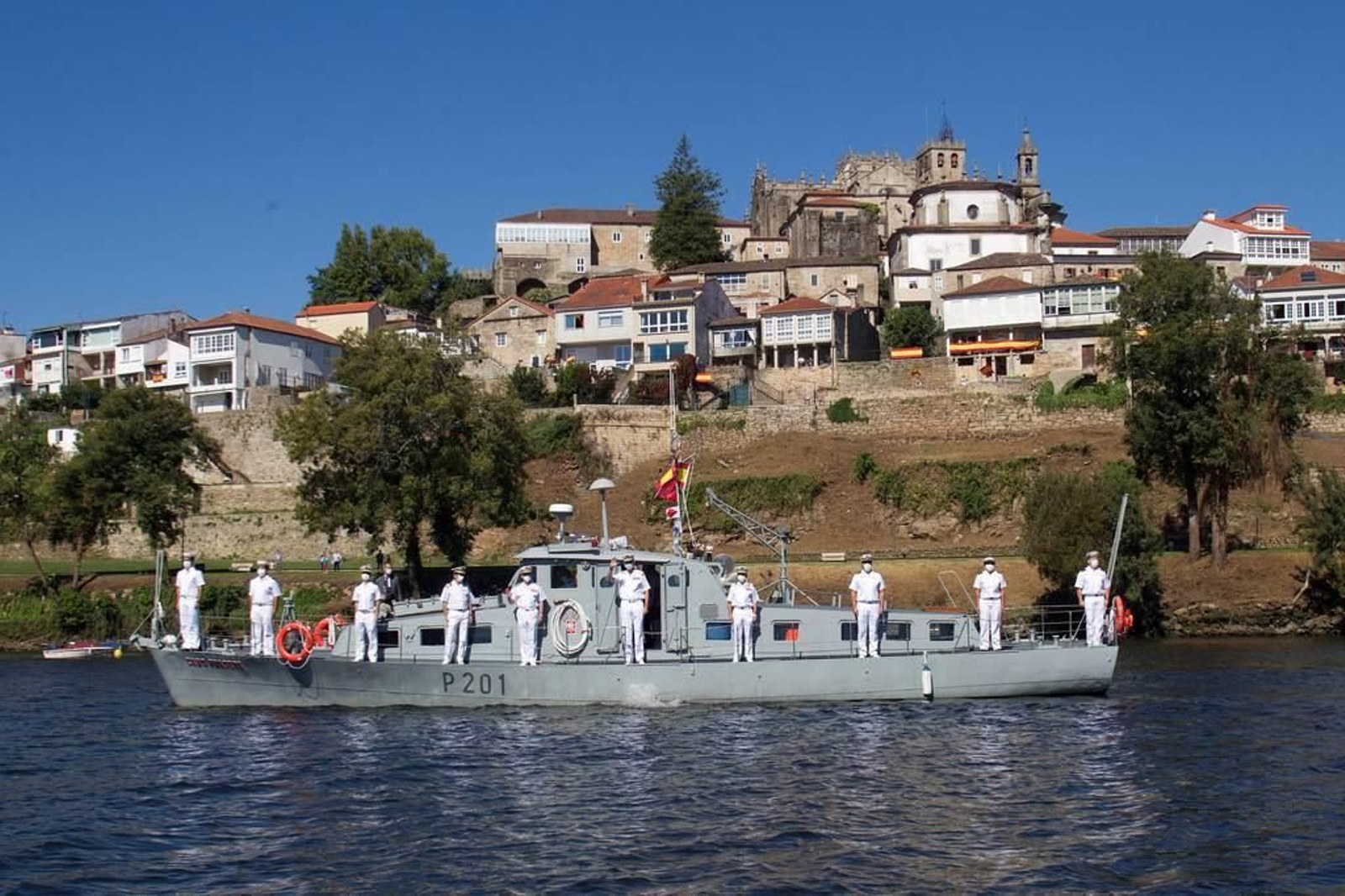 Tui recibe con aplausos al Rey en su visita a Comandancia Naval del Miño 16