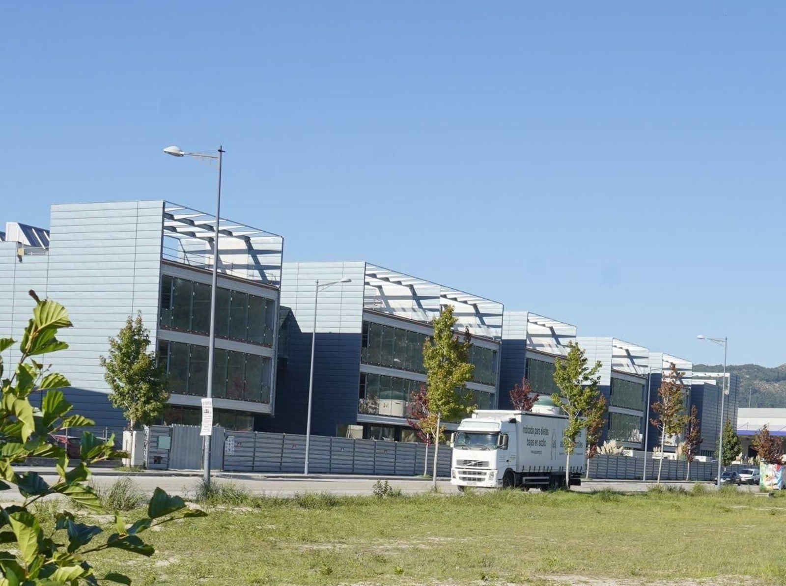 Situación actual de las obras paradas de las naves de Alea en Porto do Molle.