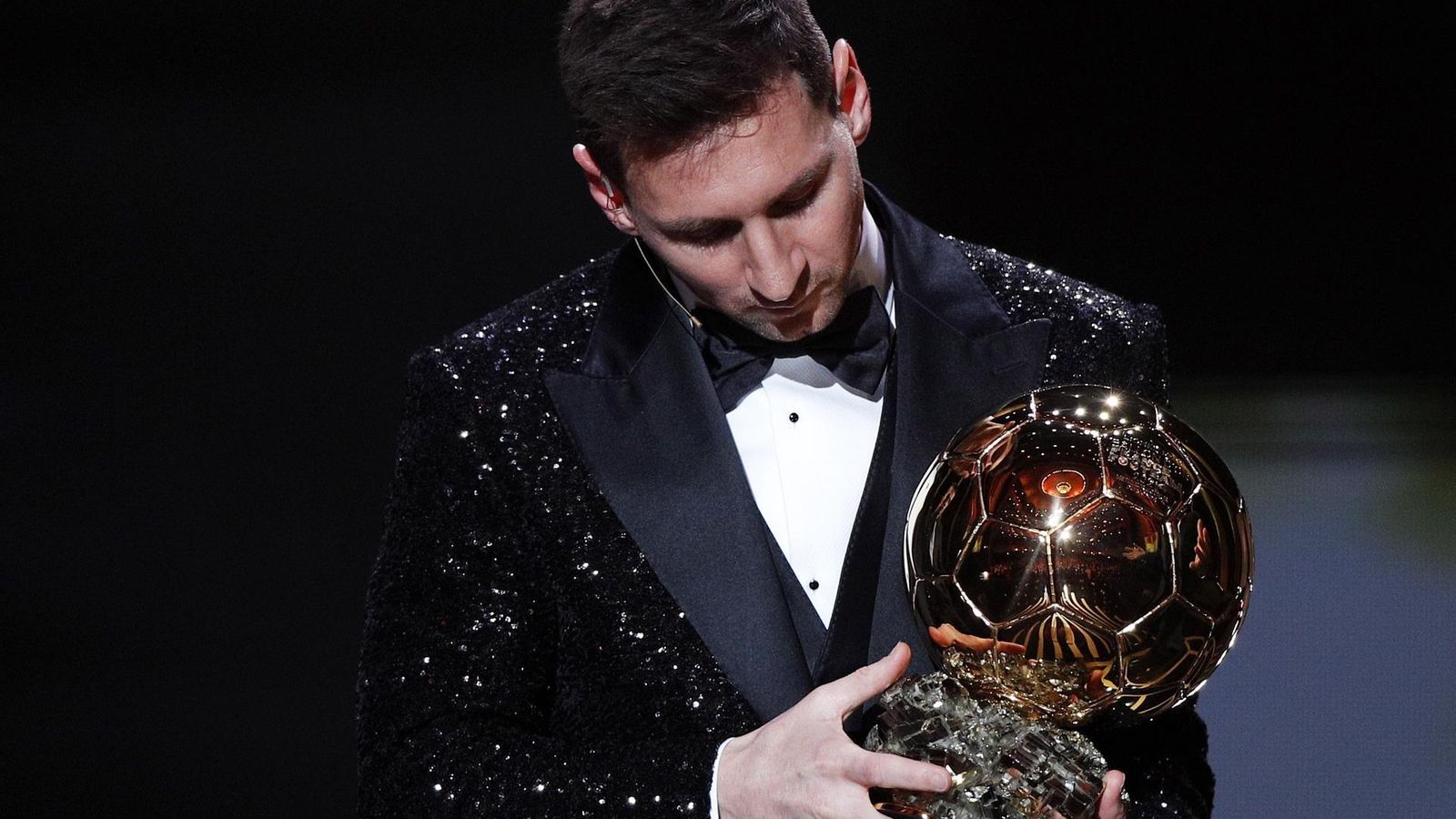 Messi recoge su séptimo Balón de Oro. // EFE
