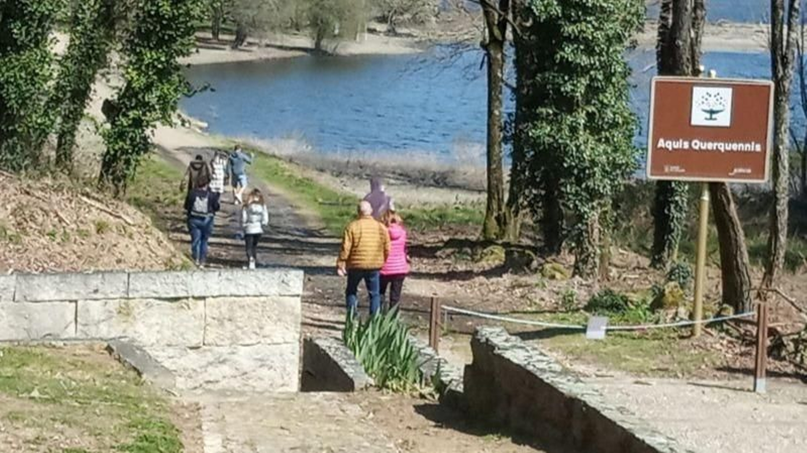 Visitantes rumbo al complejo arqueológico de Porto Quintela, en Bande.
