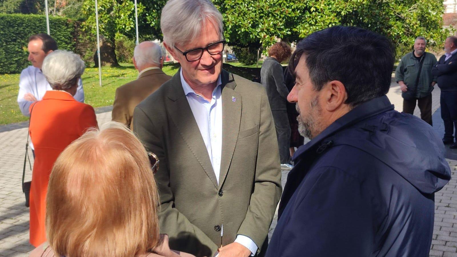 Marcos Niño en el centro de la imagen, conversa con Santiago Romero y María Antonia Fernández Felgueroso