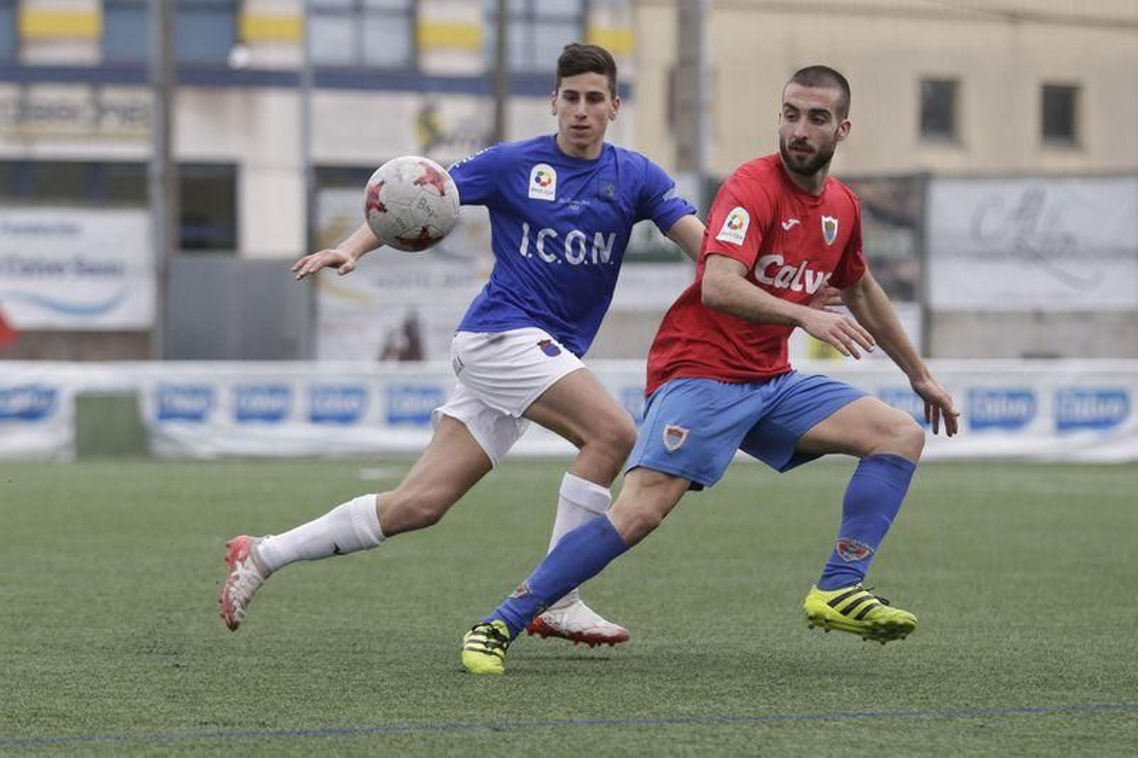 Xián (izquierda) persigue a un atacante del Bergantiños. (DIARIO DE AROUSA)