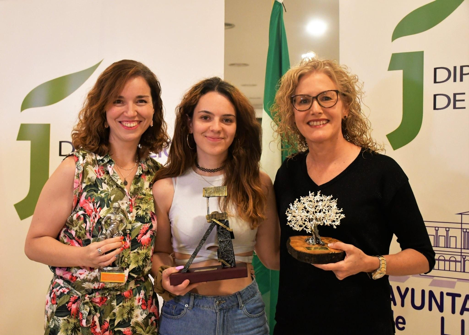 Hernández (d), con su trofeo.
