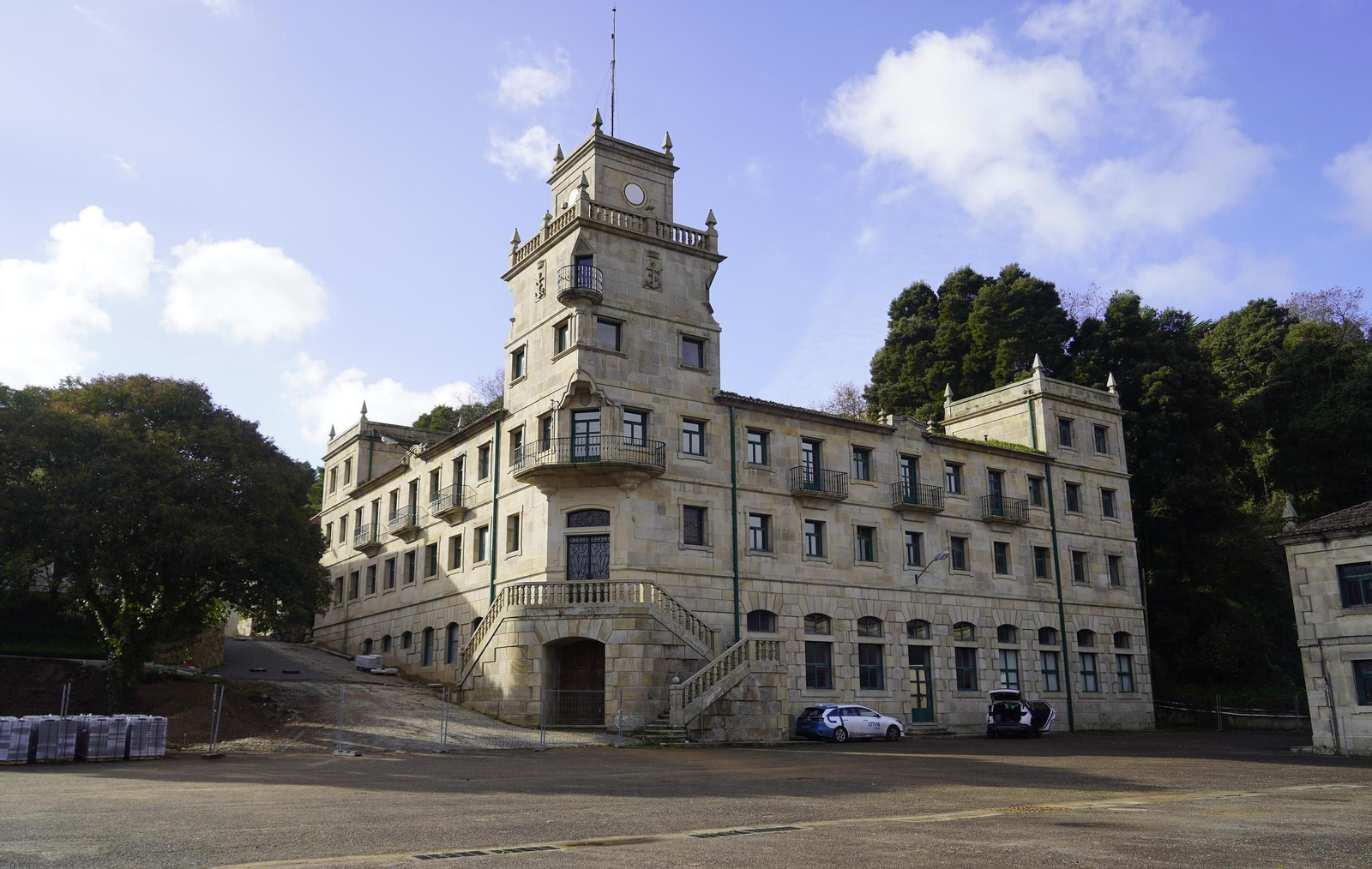 Uno de los edificios que tendrá que reformar la UVigo en la plaza de armas de la ETEA.