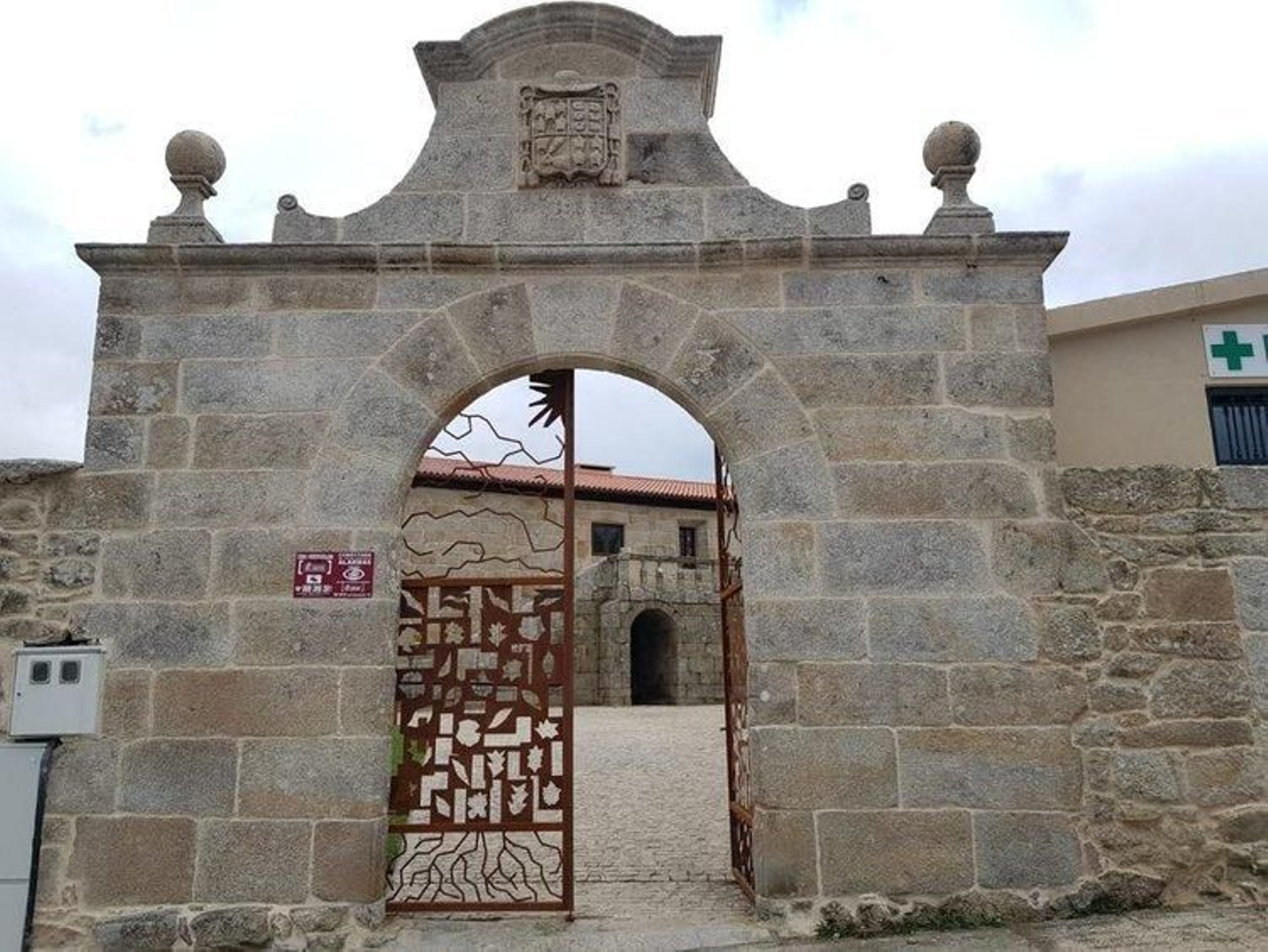 Fachada de la casa rectoral de Parada de Sil, ahora alojamiento de turismo rural.