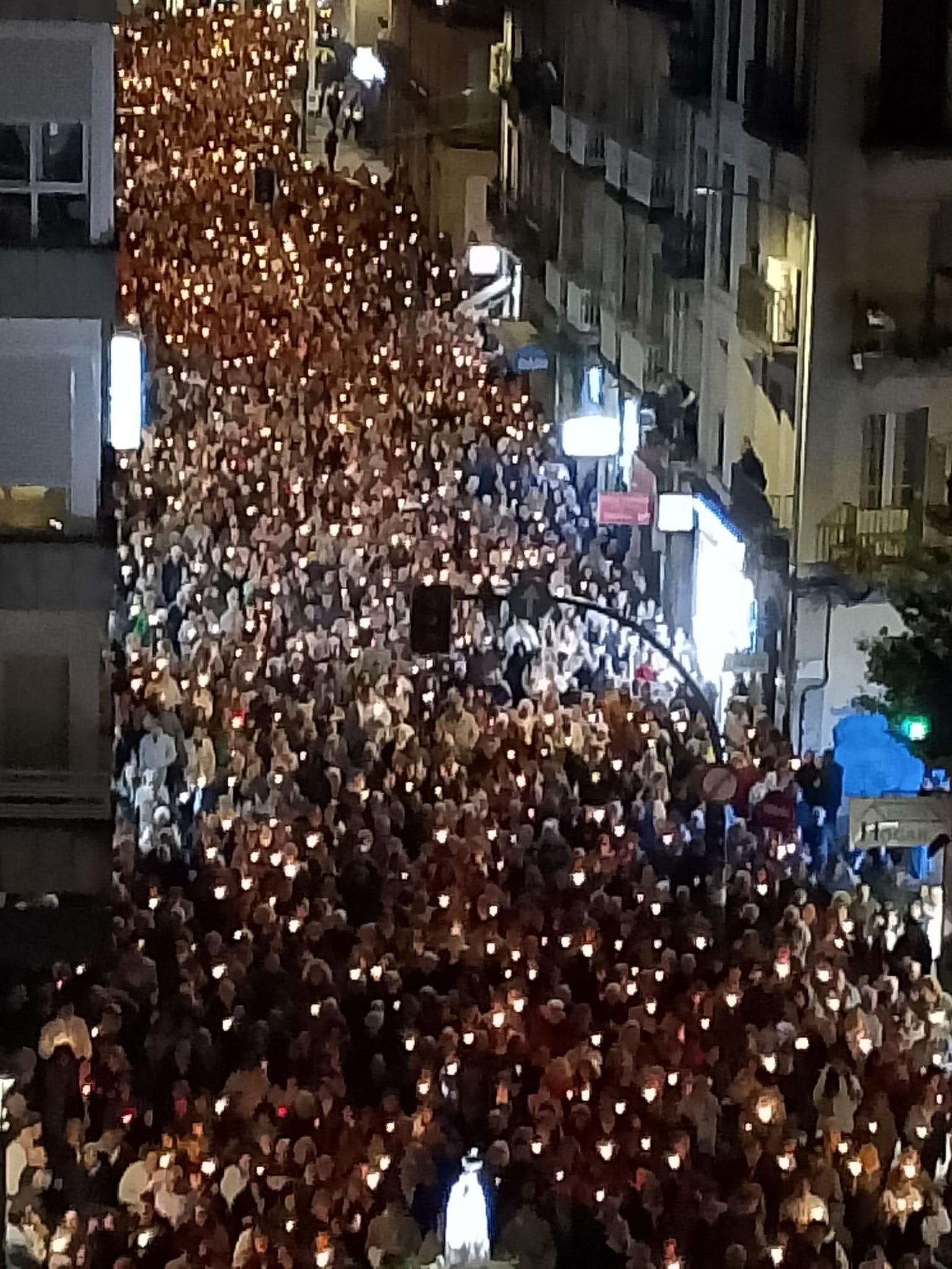 Un impresionante manto de luz iluminó las principales arterias de Ourense durante el tradicional recorrido de este 13 de mayo