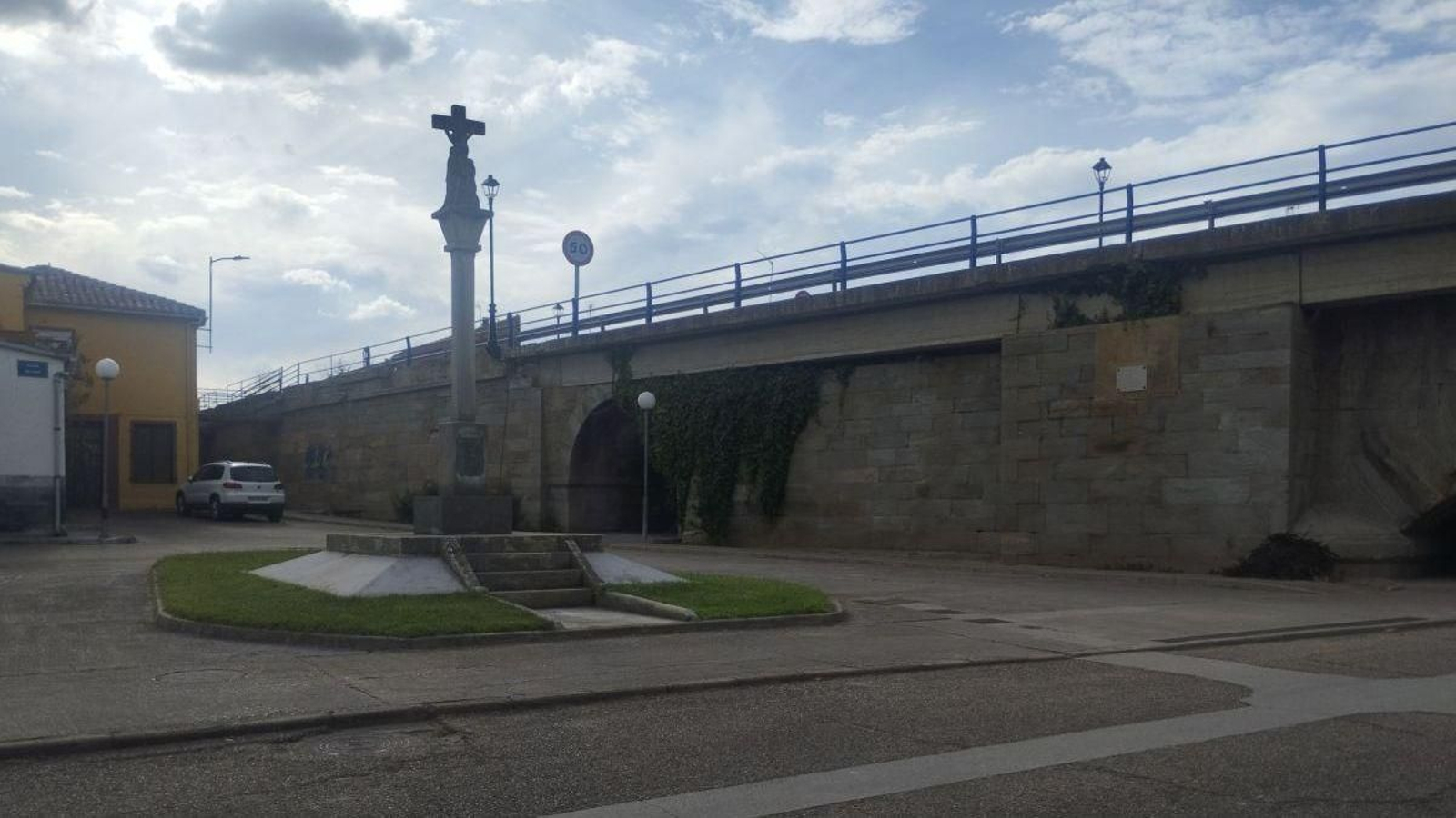 La plaza donde ahora está el cruceiro regalado por Vigo, cerca del río.