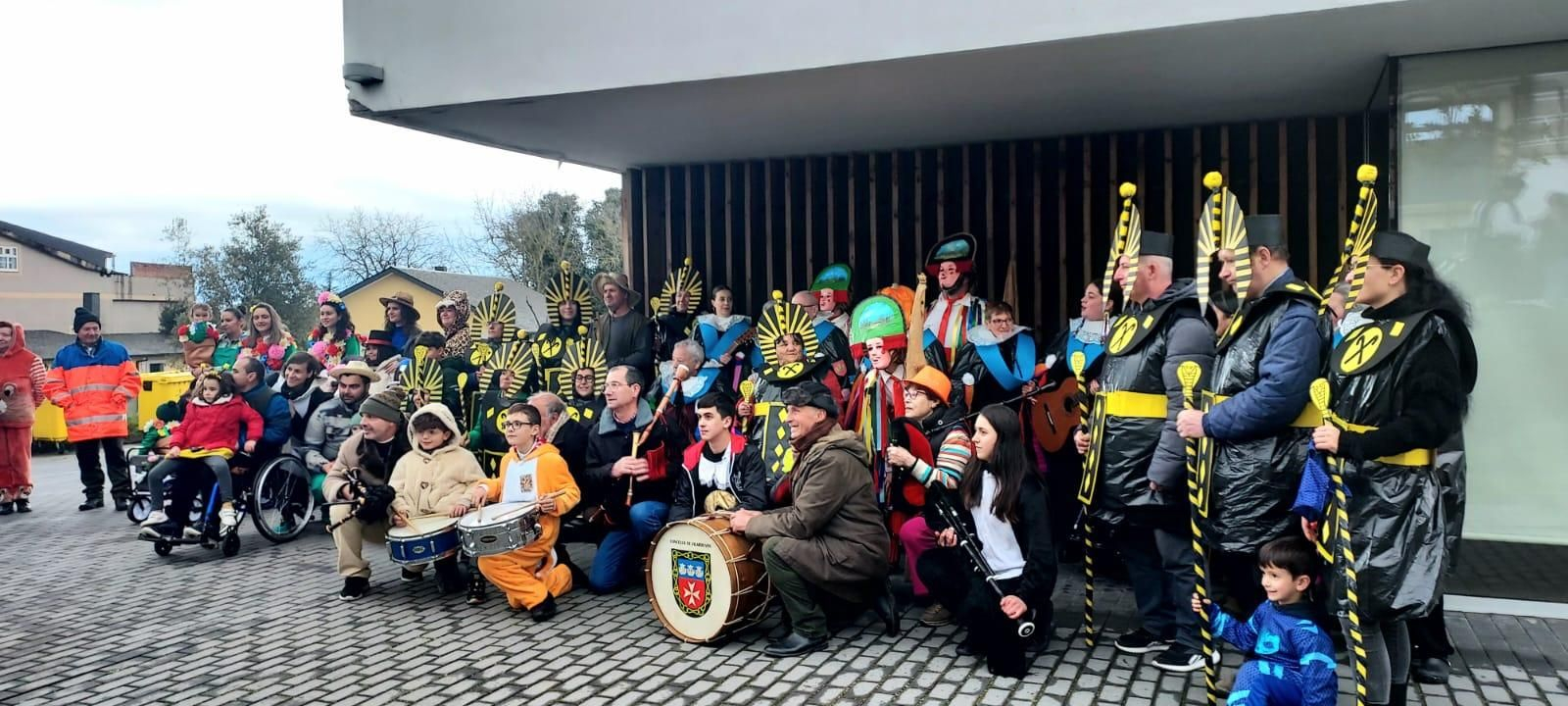 Galería | O gran desfile do Luns de Entroido en Vilardevós protagonizárono os maiores e os chocalleiros