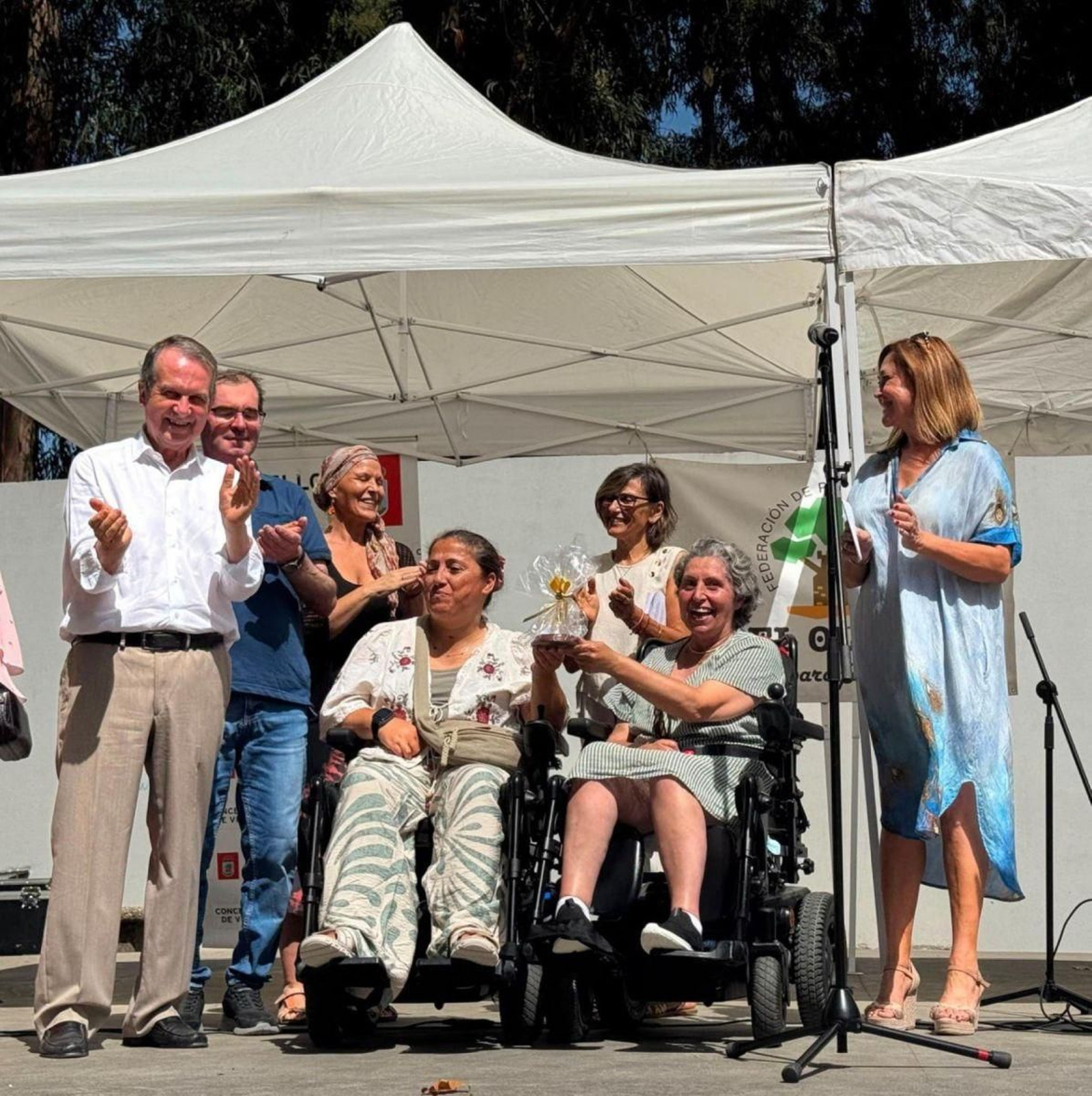 El alcalde de Vigo, Abel Caballero y la concejala Yolanda Aguiar en la entrega del Mexillón de Ouro a la asociación Alento durante la fiesta en Castrelos.