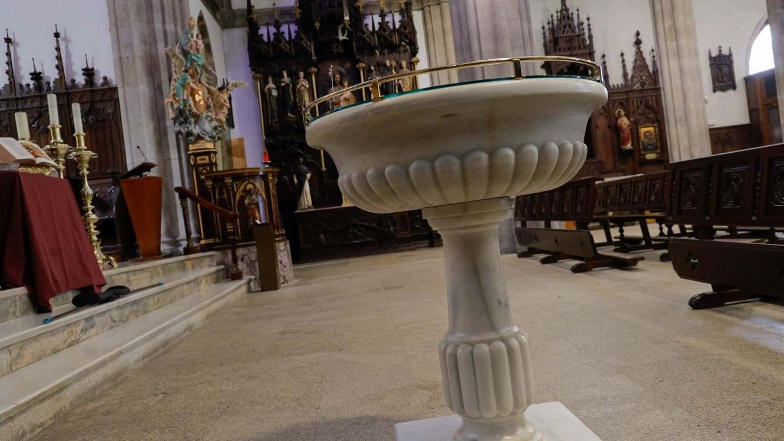 El batisterio de 1907, recuperado para el uso litúrgico, en el crucero del templo.