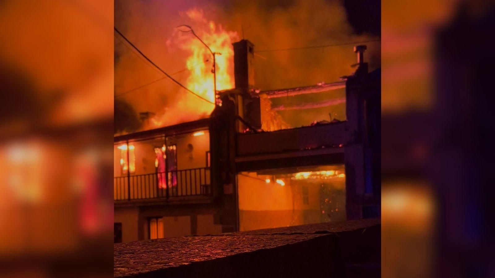 Las llamas iluminaron la noche en A Vilavella mientras los equipos de emergencia trabajaban para sofocar el fuego.