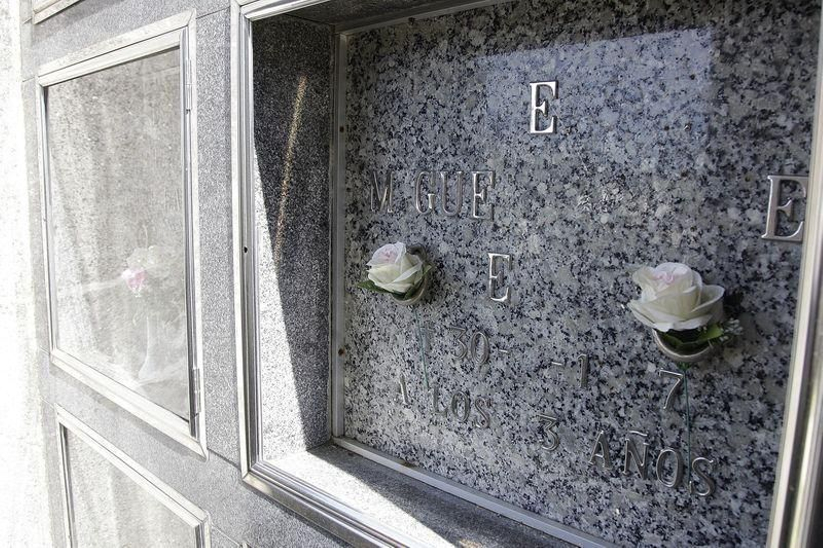 Algunas de las lápidas a las que les "desaparecieron" las letras o números (MIGUEL ÁNGEL)