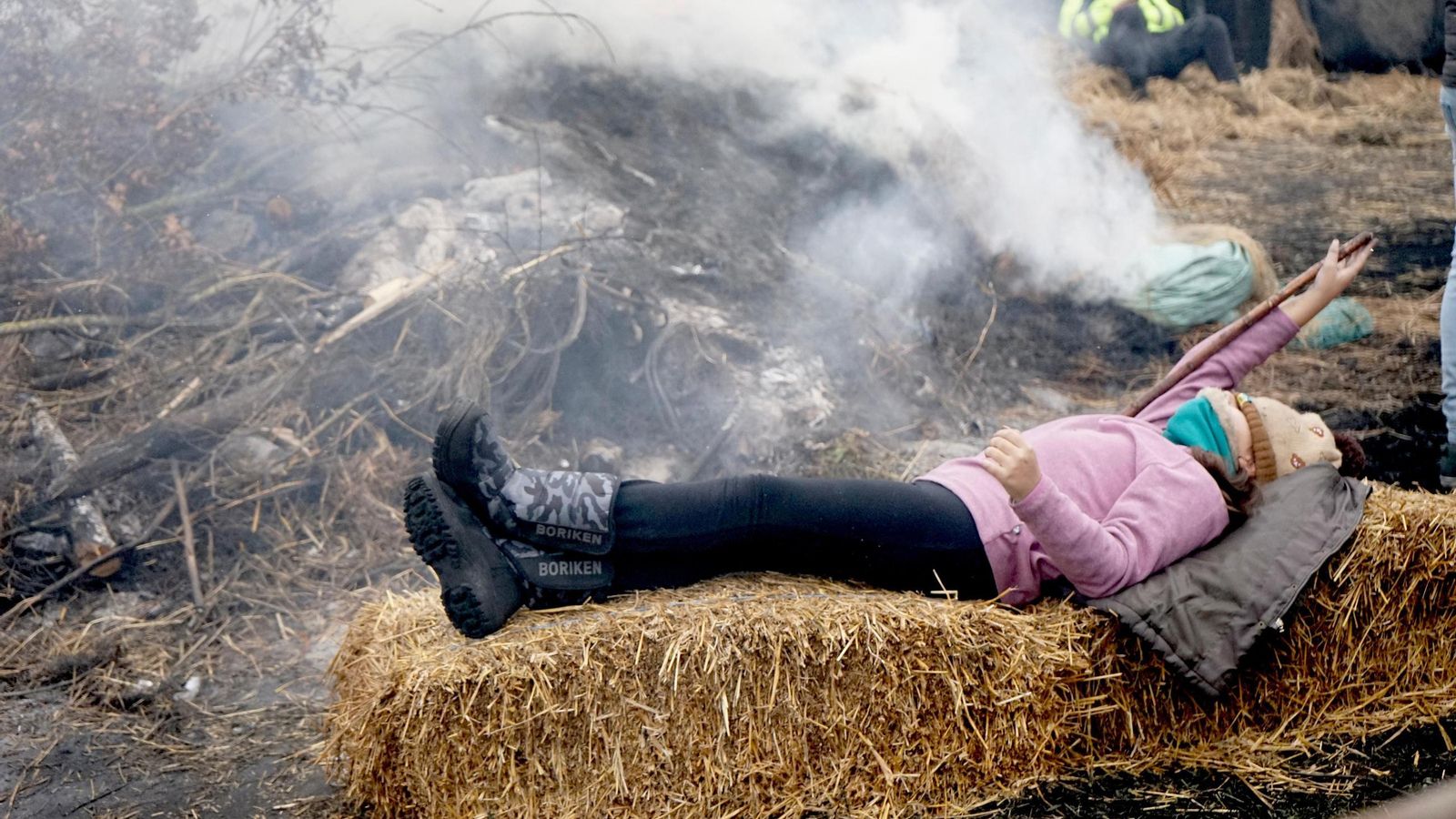Galería | Paja, pallets, neumáticos y altavoces convierten la A-52 en el campamento base de la tractorada