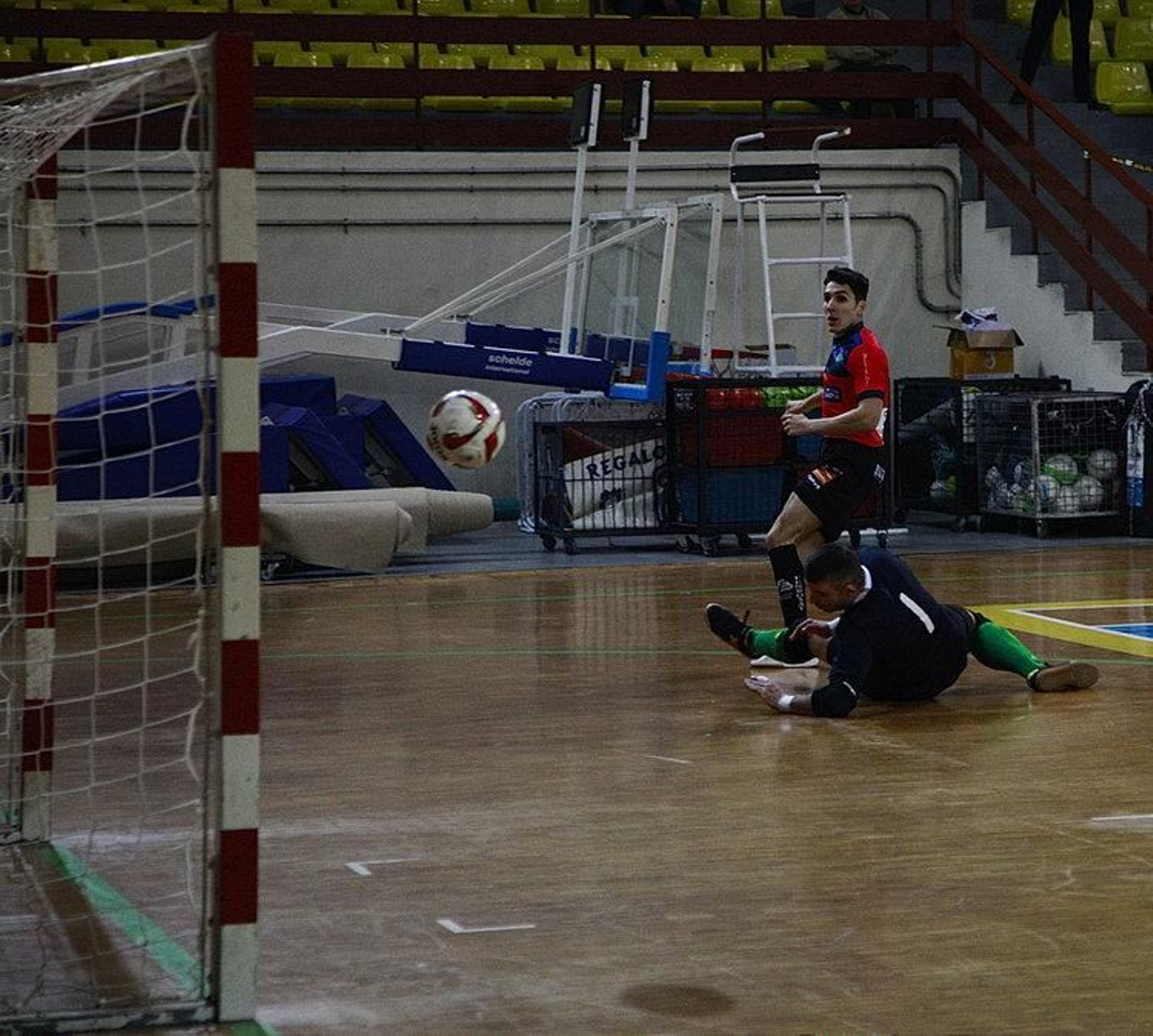 Fente, que el domingo jugó su último partido con el conjunto ourensano, anota uno de sus goles.