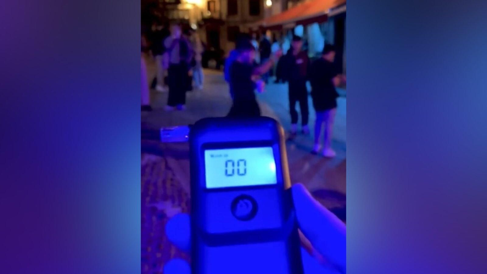 El alcoholímetro empleado en los vinos de Ourense por un DJ.