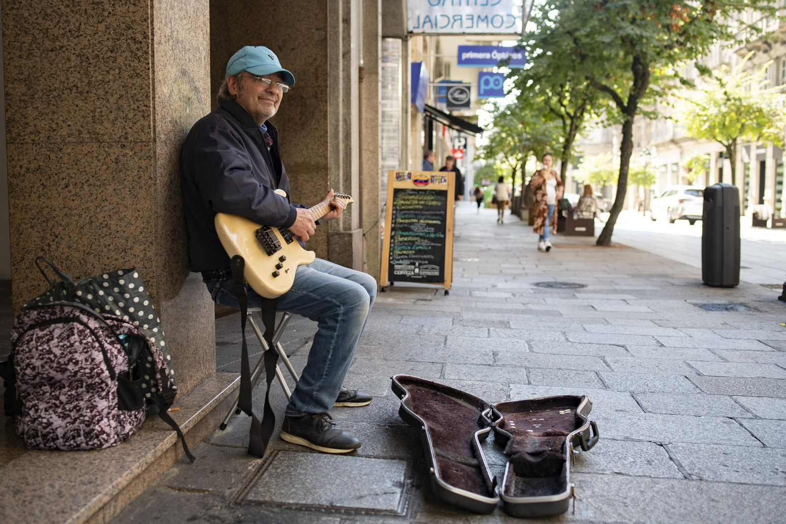 Ourense. 11/10/2022. Reportaxe sobre xente que pide na rúa. Na foto Juanma, músico que non pode tocar na rúa do Paseo.
Foto: Xesús Fariñas