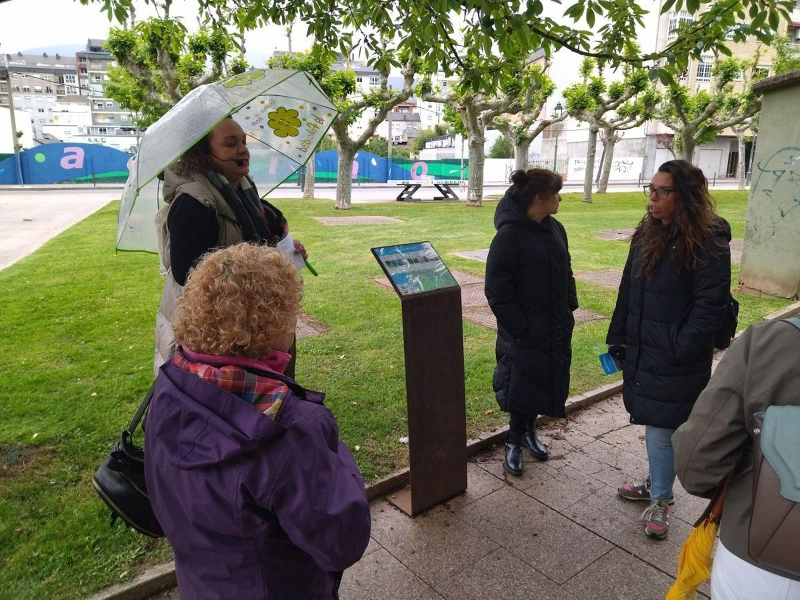 Participantes en la visita guiada de O Barco.