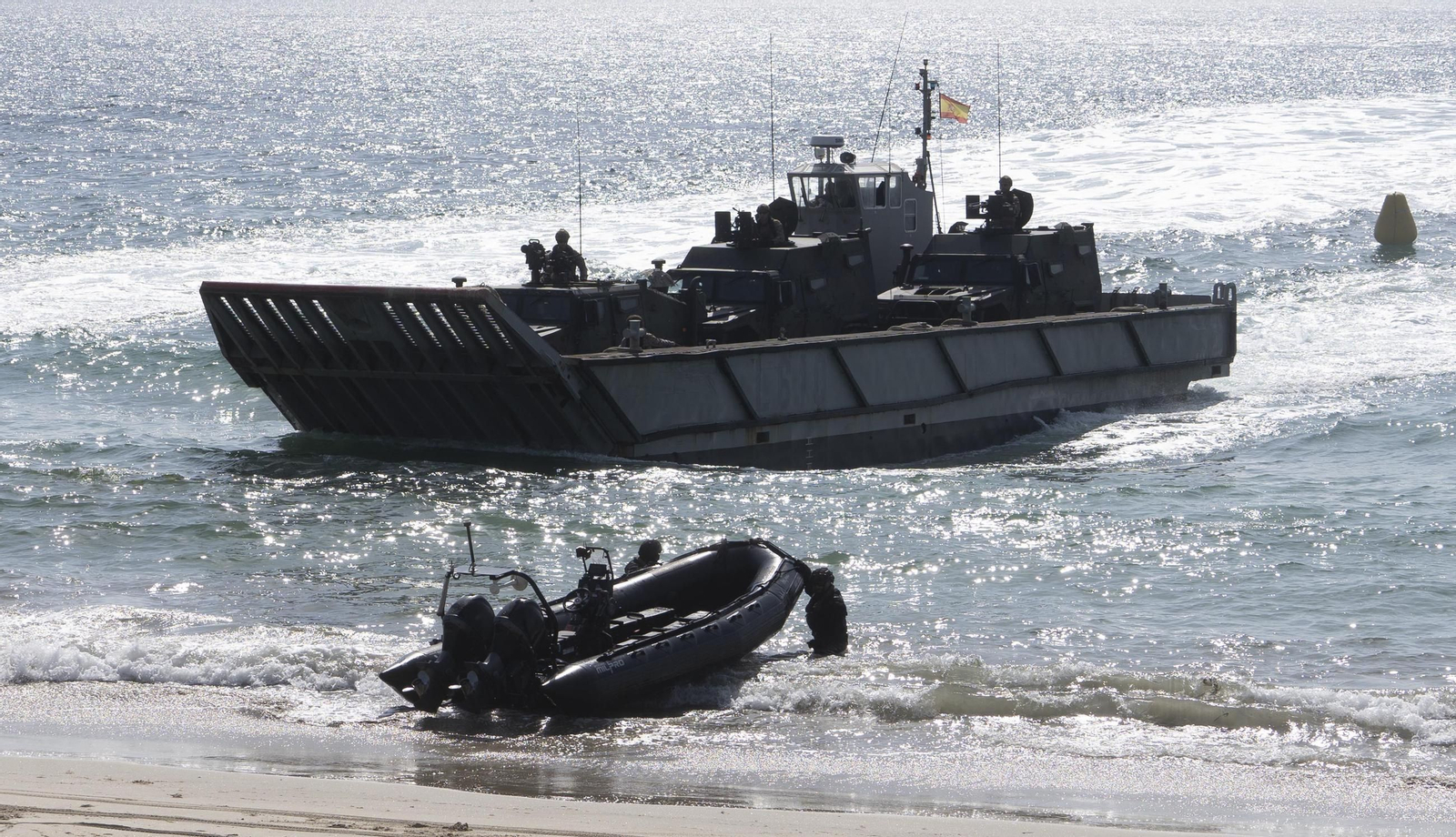 Galería | Felipe VI participa en la revista naval y presencia la exhibición de militares en Samil