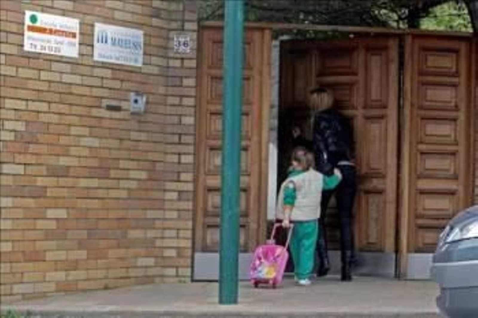 Una niña de la guardería A Camelia, de Vigo, llega hoy al centro. (Foto: SALVADOR SAS)