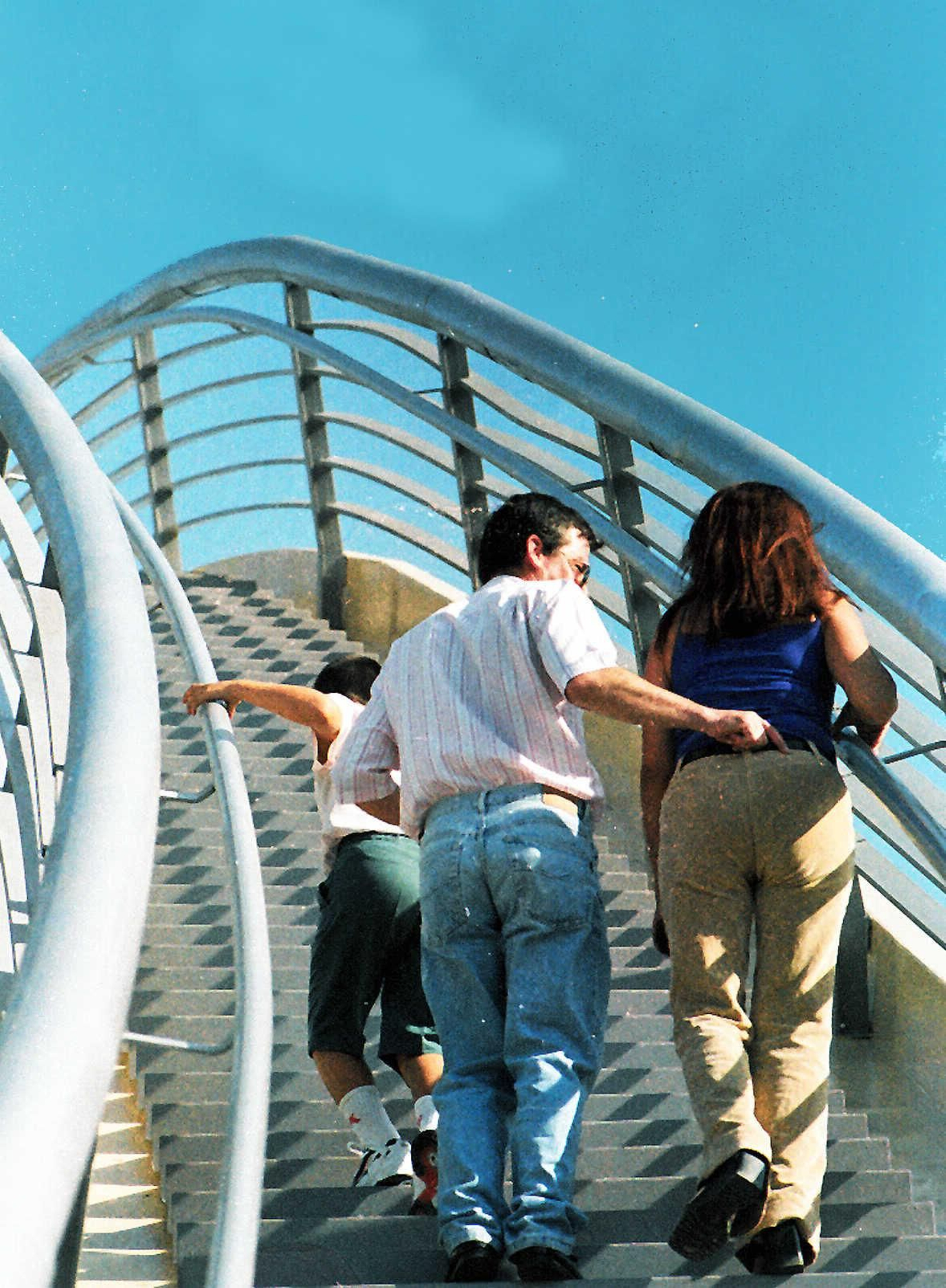La construcción del emblemático Puente del Milenio hace 25 años cambiaba el skyline de Ourense, en fotos