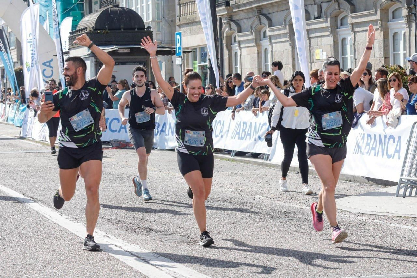 Llegada a la meta de los participantes en la Vig-Bay 2024.