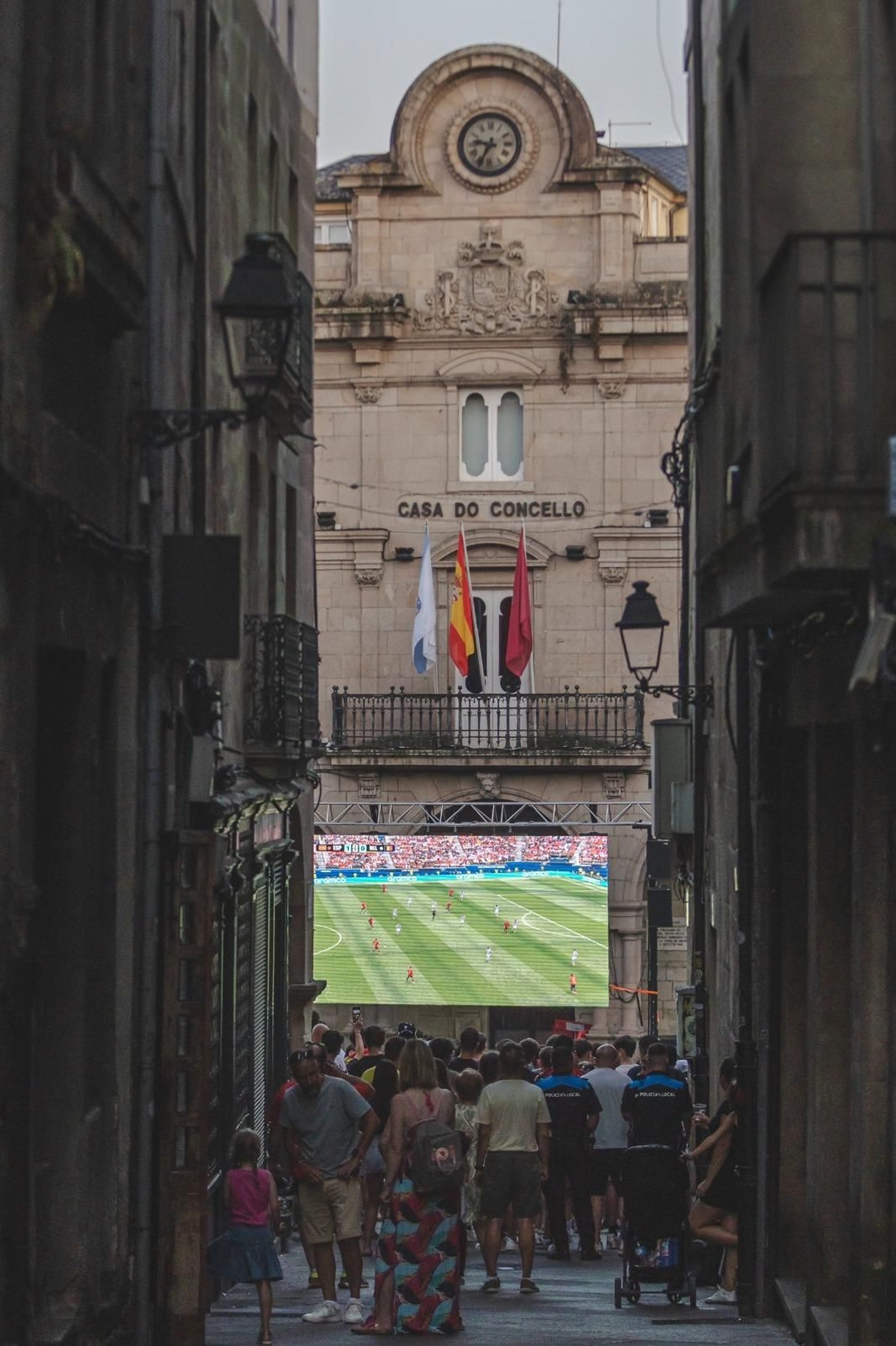 Galería | Camisetas, banderas y las calles de Ourense llenas de emoción por ver a España jugar los cuartos de final, en fotos