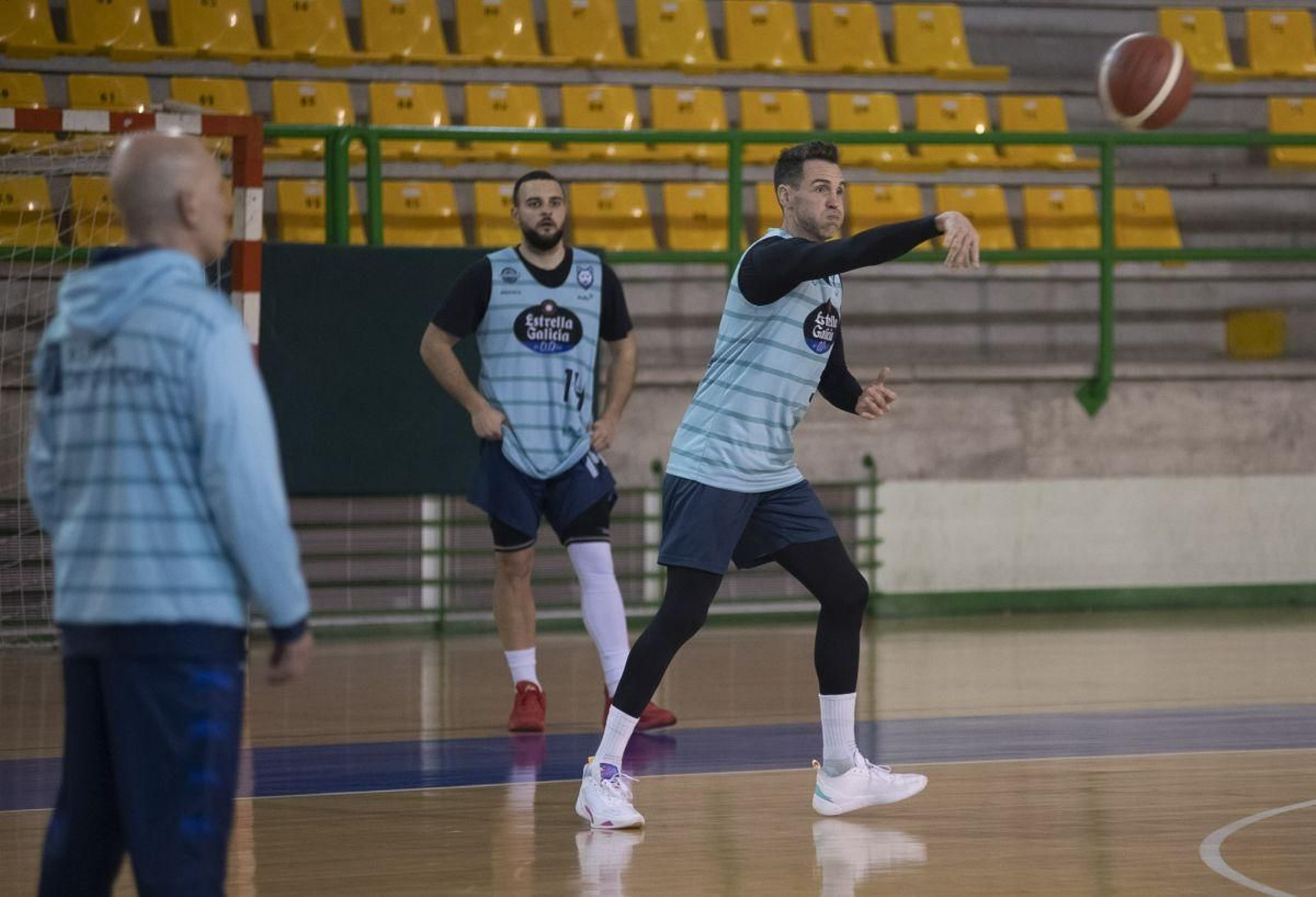 El entrenador Félix Alonso observa a Urtasun, que realizó su primer entrenamiento con el COB en el Pazo.