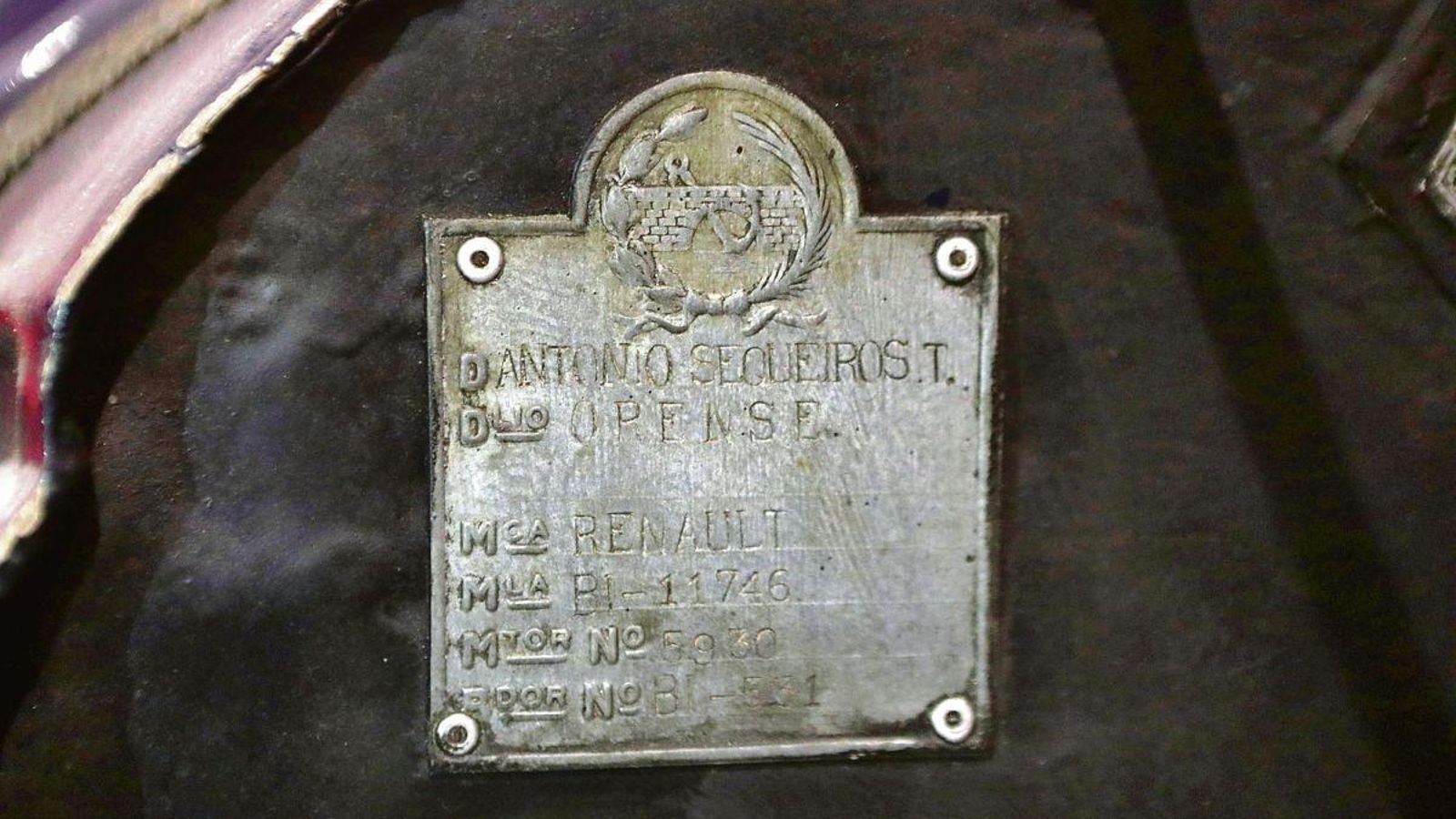 Placa en el interior del Celtaquatre de 1935 con el nombre del propietario.