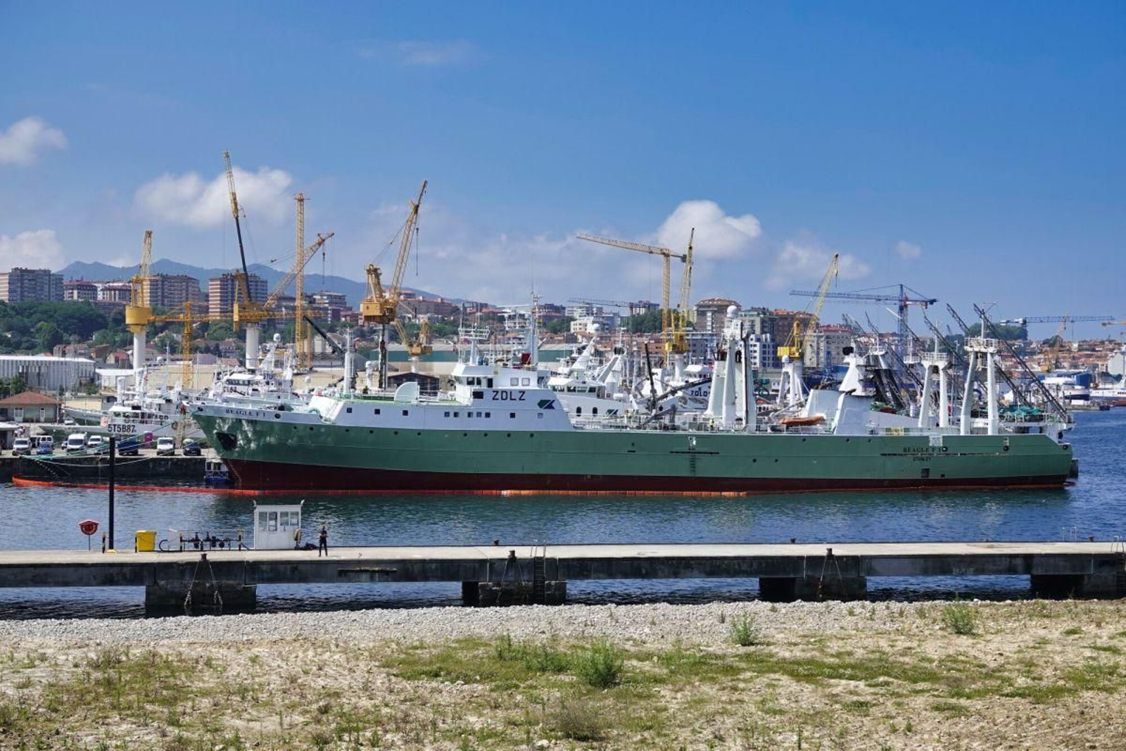 Imagen de archivo de pesqueros de la flota de altura amarrados en el muelle de Beiramar.