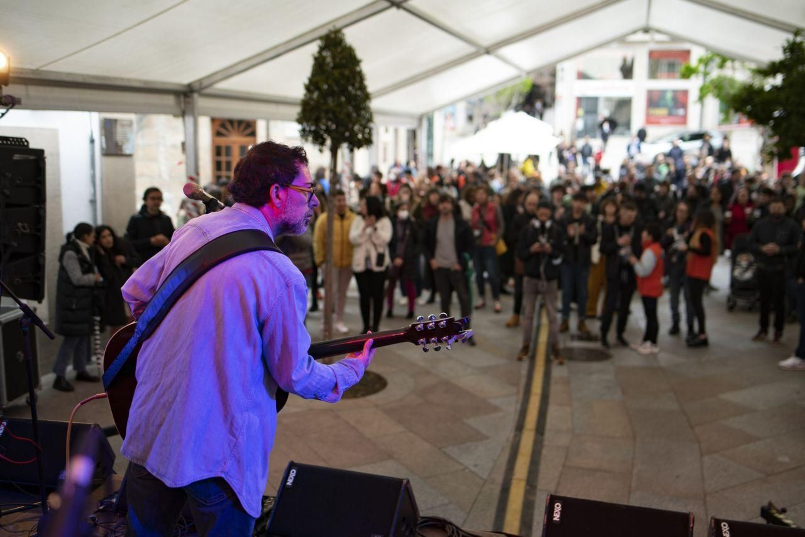 Ourense. 24/04/2022. Concertos sesión vermú dentro da ICC WEEK nos xardíns do Padre Feixóo. Na foto o concerto de Amaro Ferreiro.
Foto: Xesús Fariñas