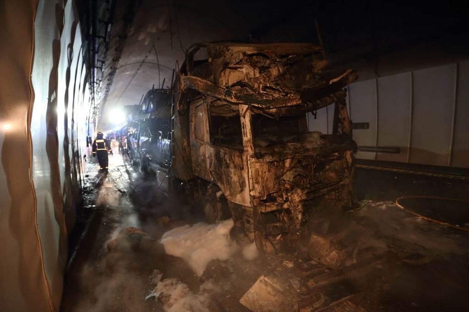 Así ha quedado el camión portacoches incendiado en A Cañiza 4