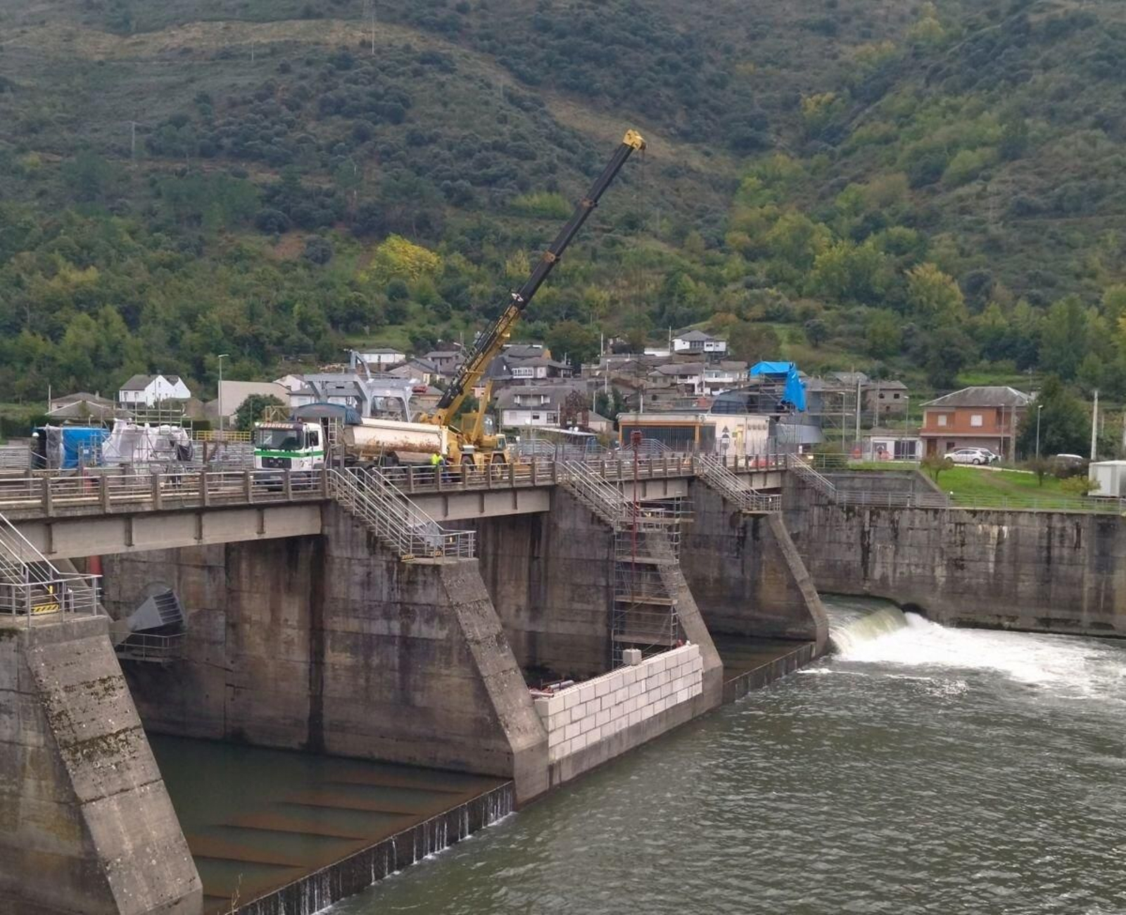 Trabajos en el punto donde será montada la compuerta.