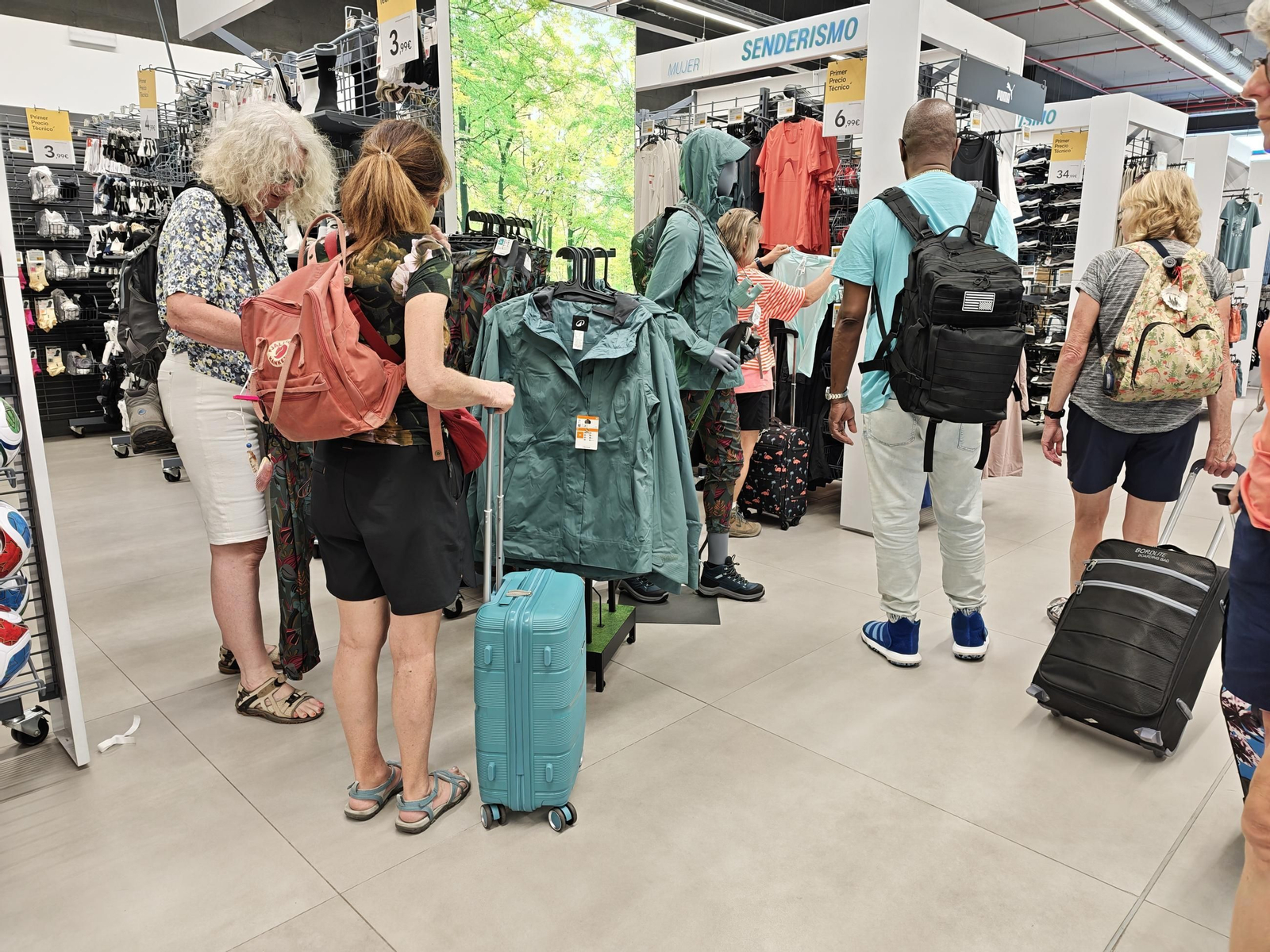 Peregrinos de Estados Unidos en una tienda viguesa con productos de senderismo