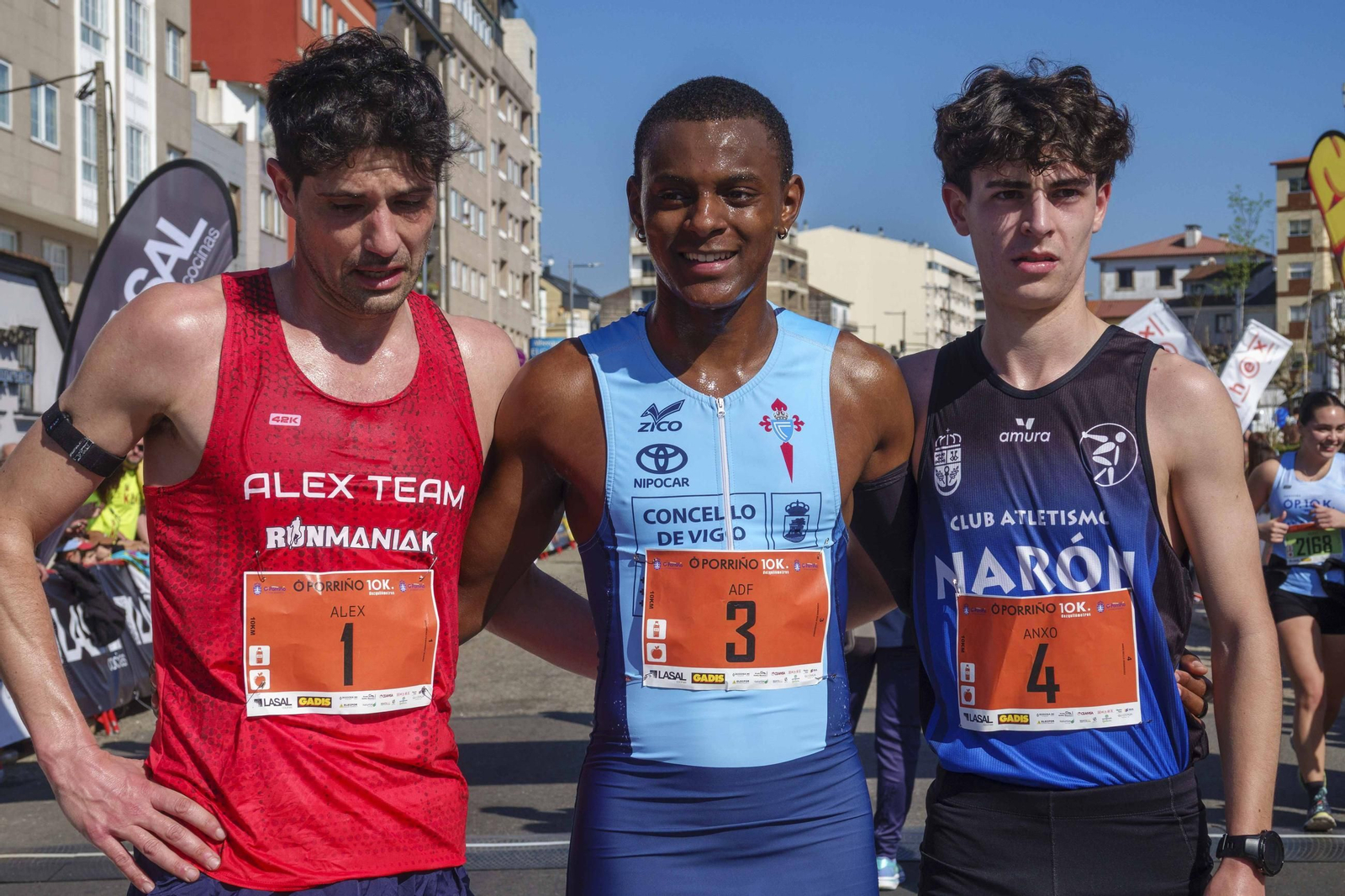 Galería | Pequeños y mayores se divierten en la 10K de Porriño