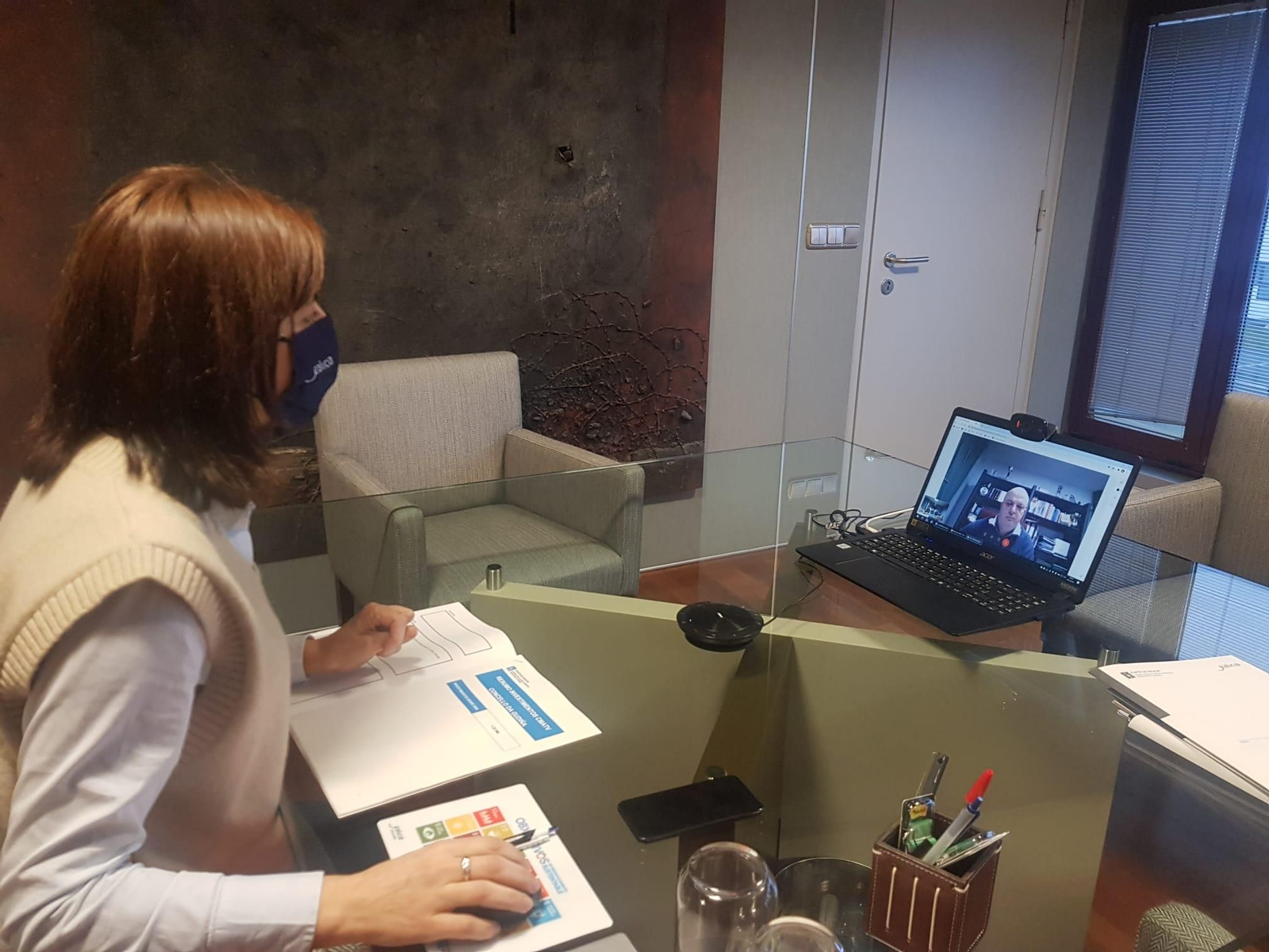Videoconferencia de Ángeles Vázquez e José María Lago. (Foto: cedida).