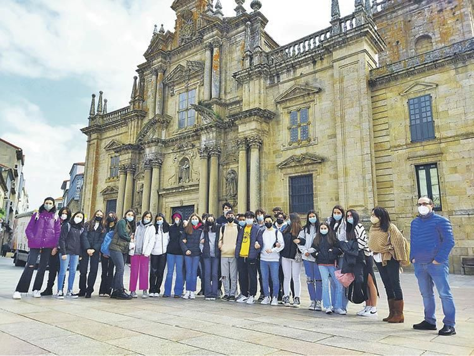 Alumnos del Instituto Valle Inclán de Pontevedra en la Praza Maior de Celanova.