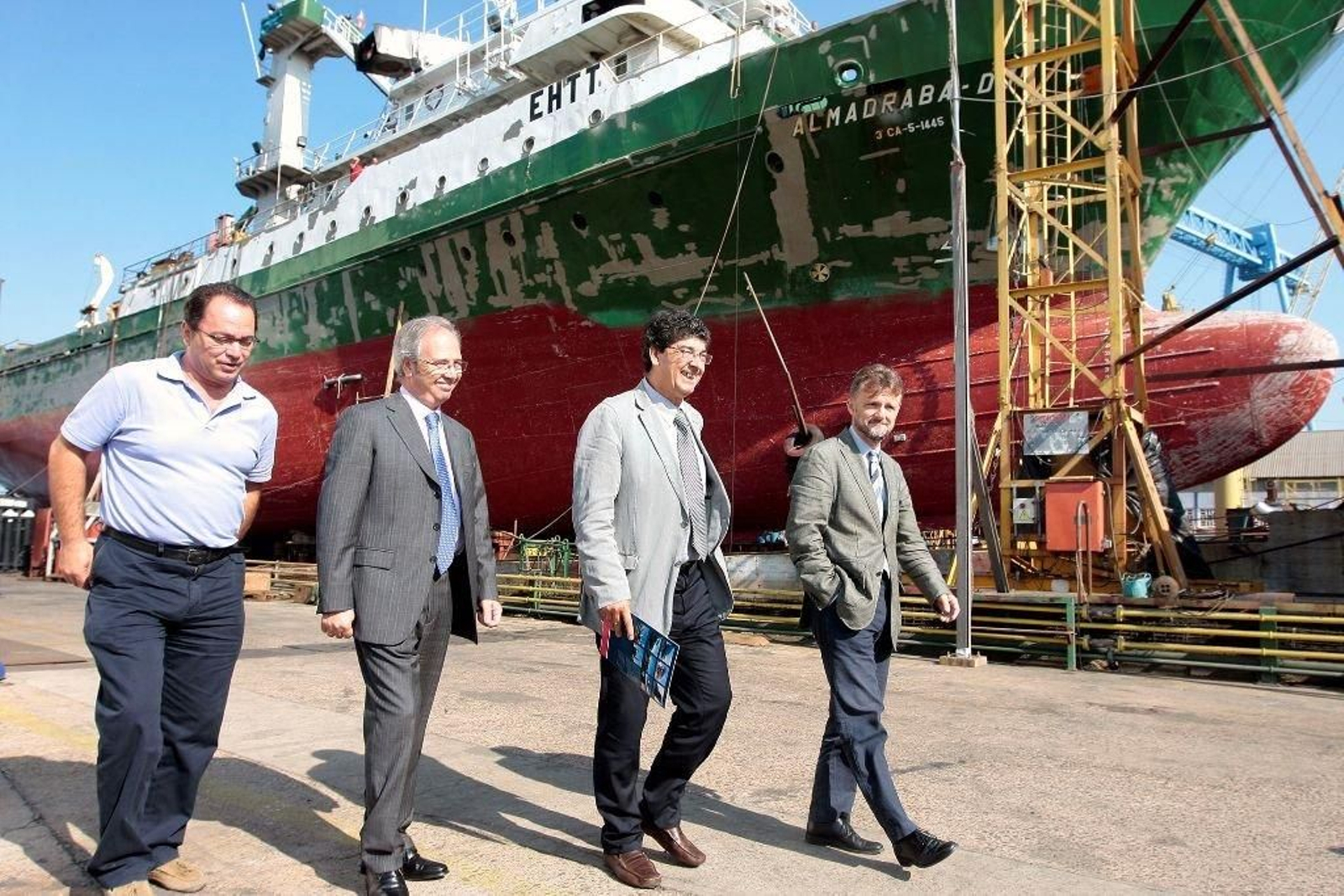 Alonso (2i) en el astillero de Huelva, que también rescató hace unos años.