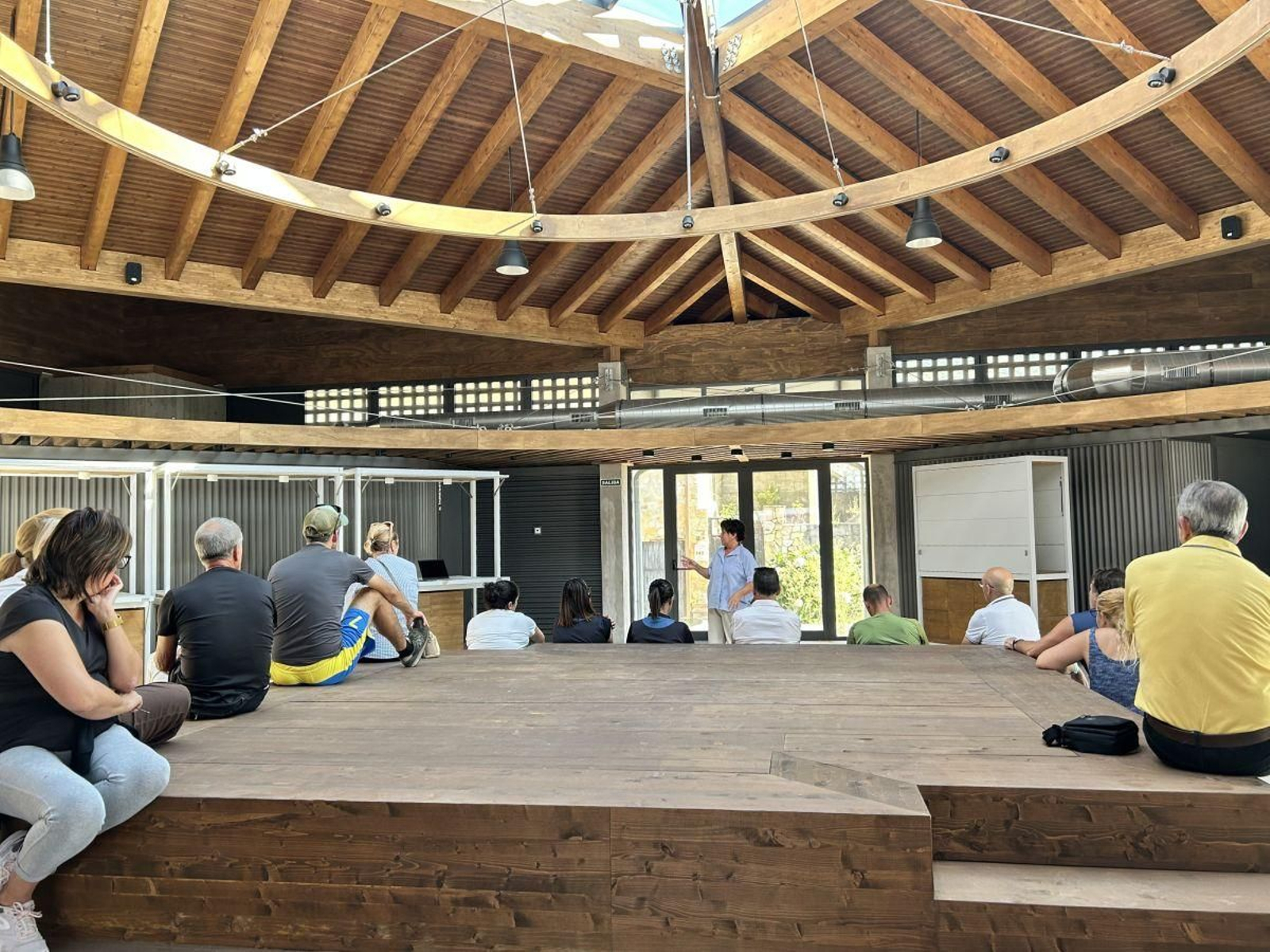 Interior de la Plaza de Abastos de Oia, donde se situará el mercado